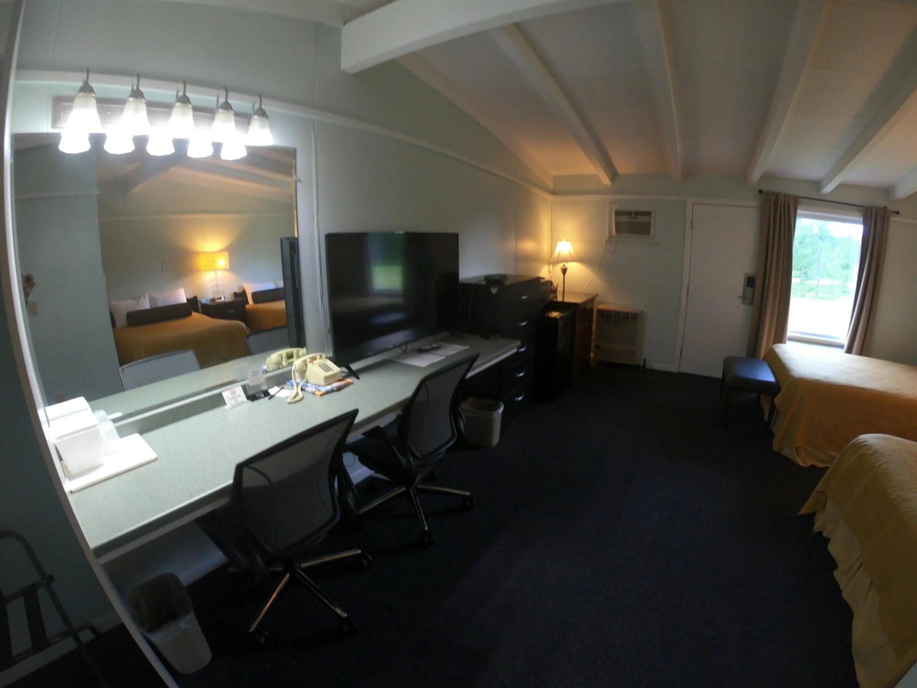 Bed in Copper Lantern Motor Lodge