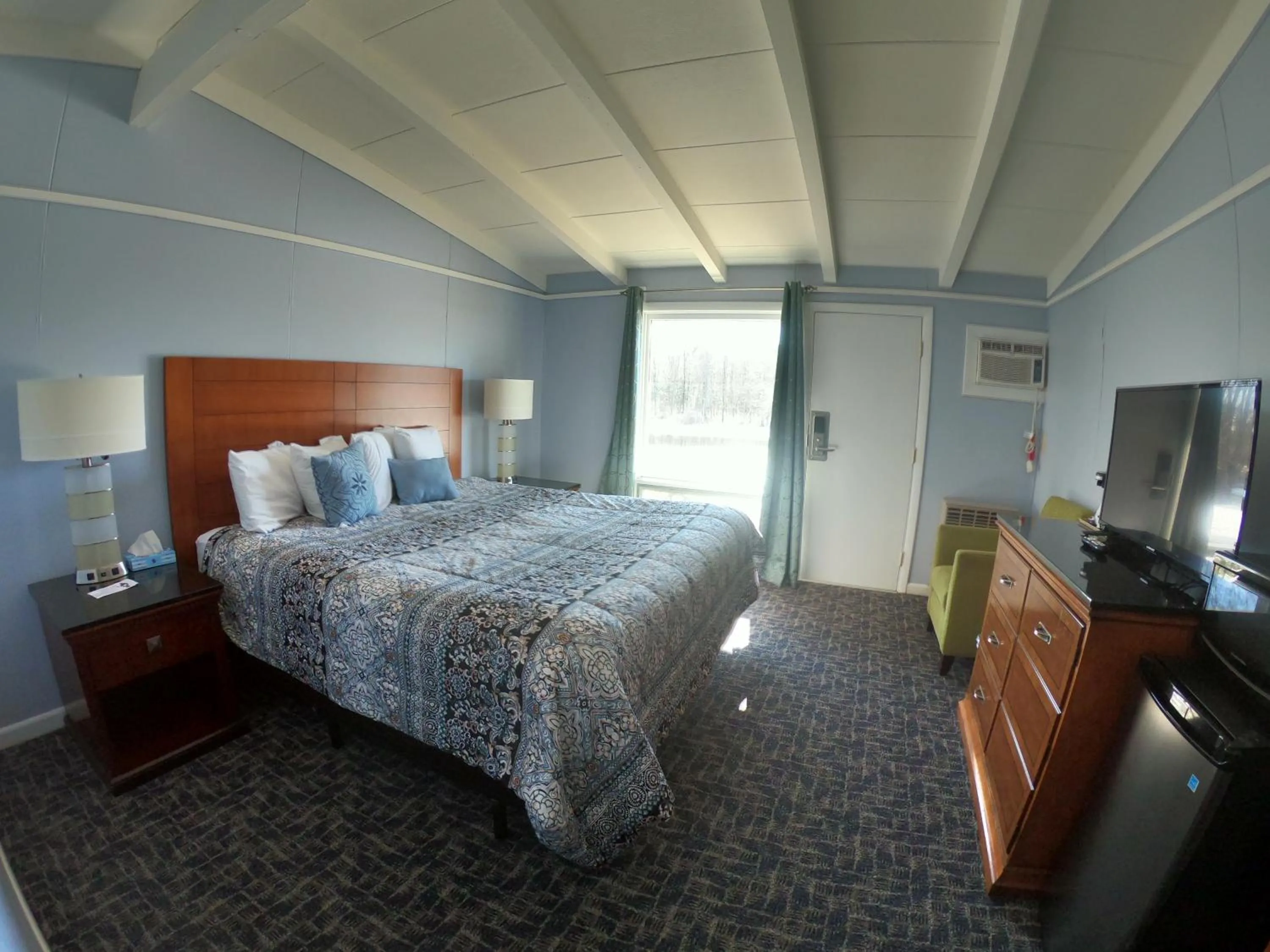 Bed in Copper Lantern Motor Lodge