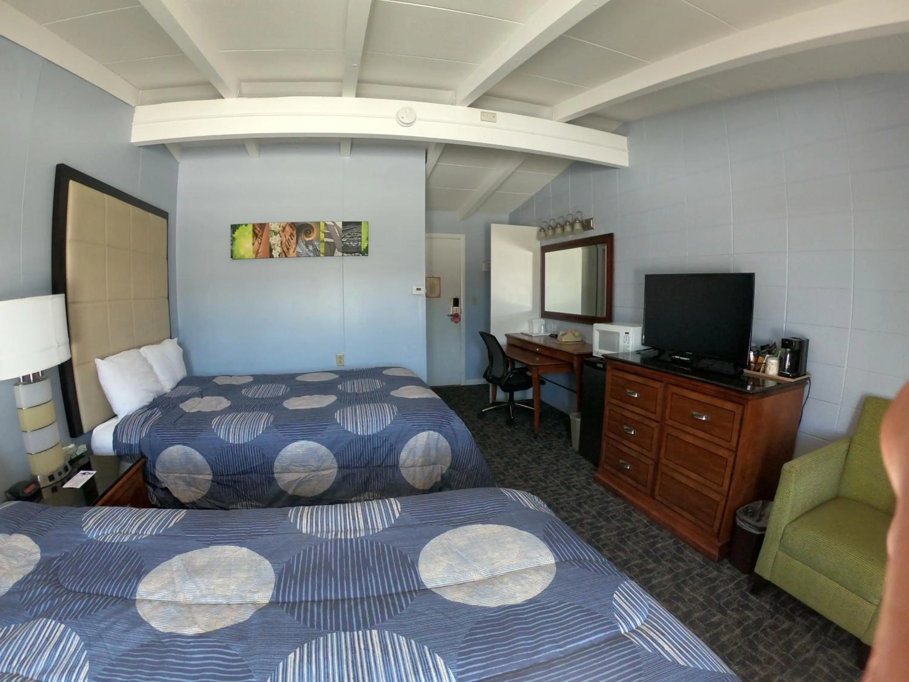 Bed in Copper Lantern Motor Lodge