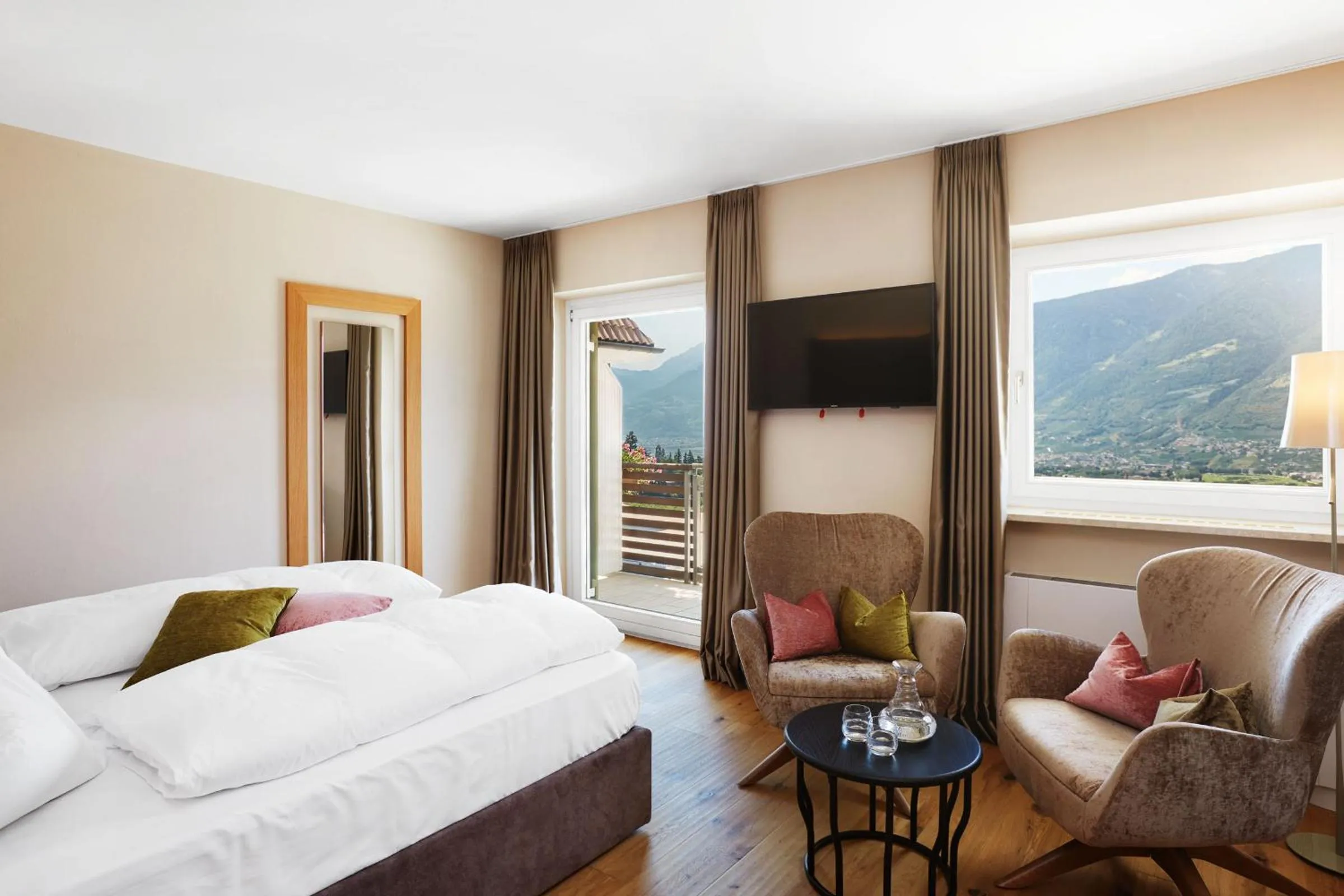 Photo of the whole room, Bed in Hotel Mitterplatt (Schenna Resort)