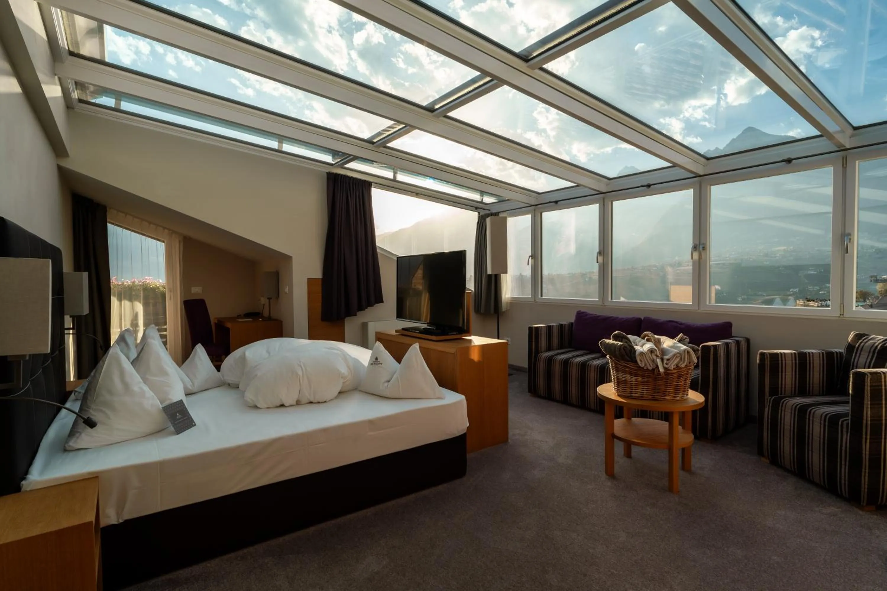 Photo of the whole room, Bed in Hotel Mitterplatt (Schenna Resort)