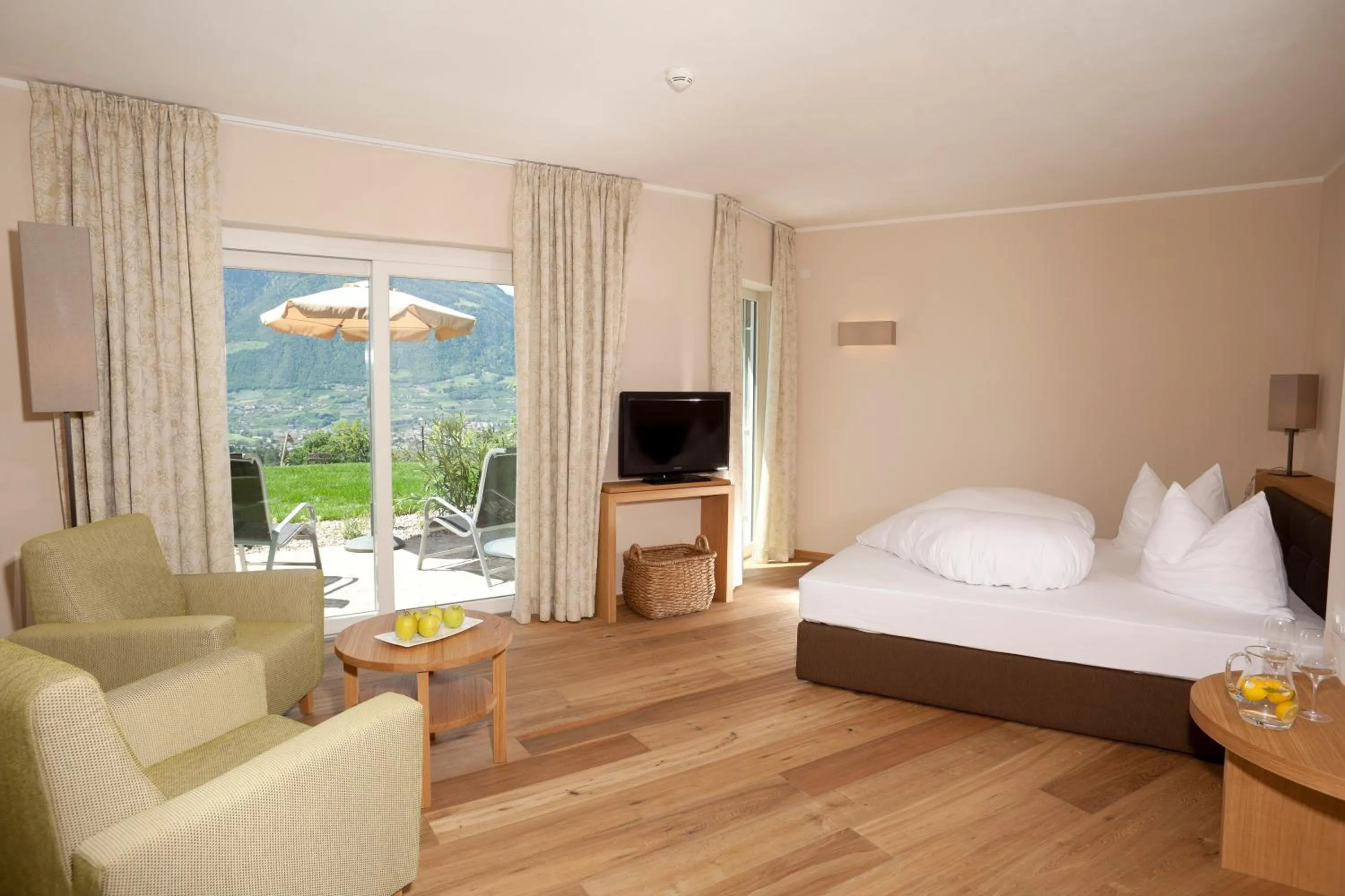 Photo of the whole room, Bed in Hotel Mitterplatt (Schenna Resort)