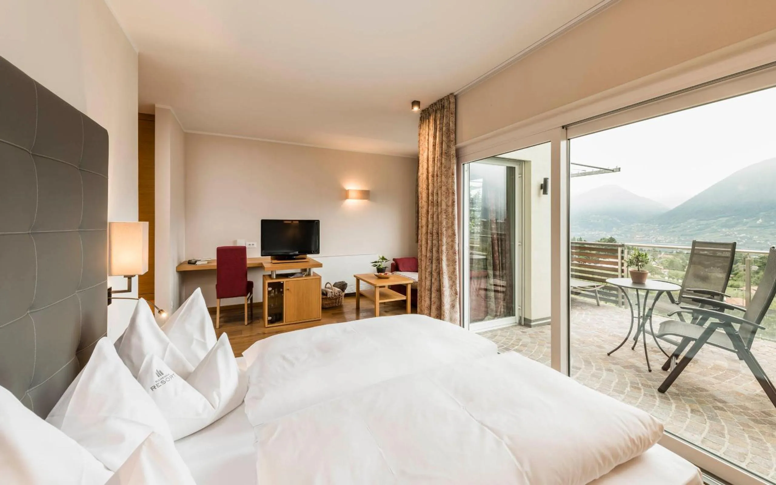 View (from property/room), Bed in Hotel Mitterplatt (Schenna Resort)