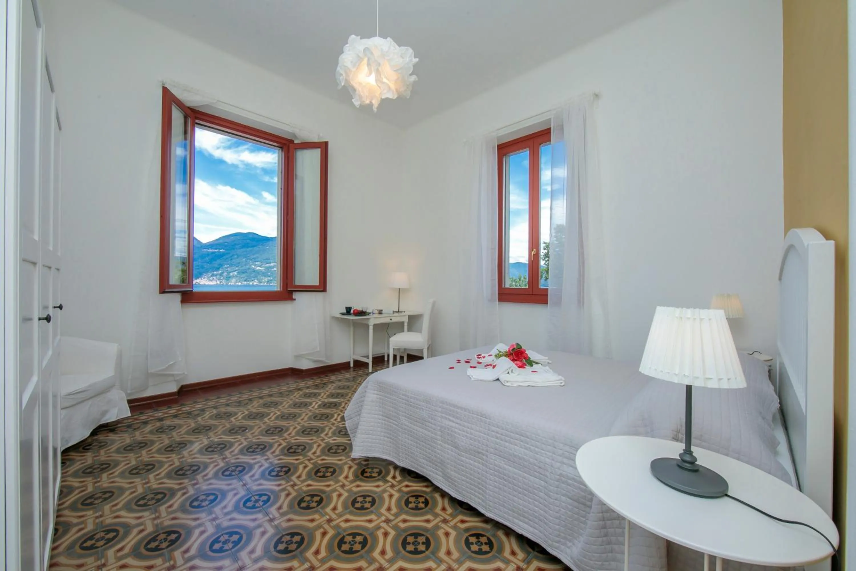 Bedroom, Bed in Residenza Oleandro Lake View Luino Center - Happy Rentals