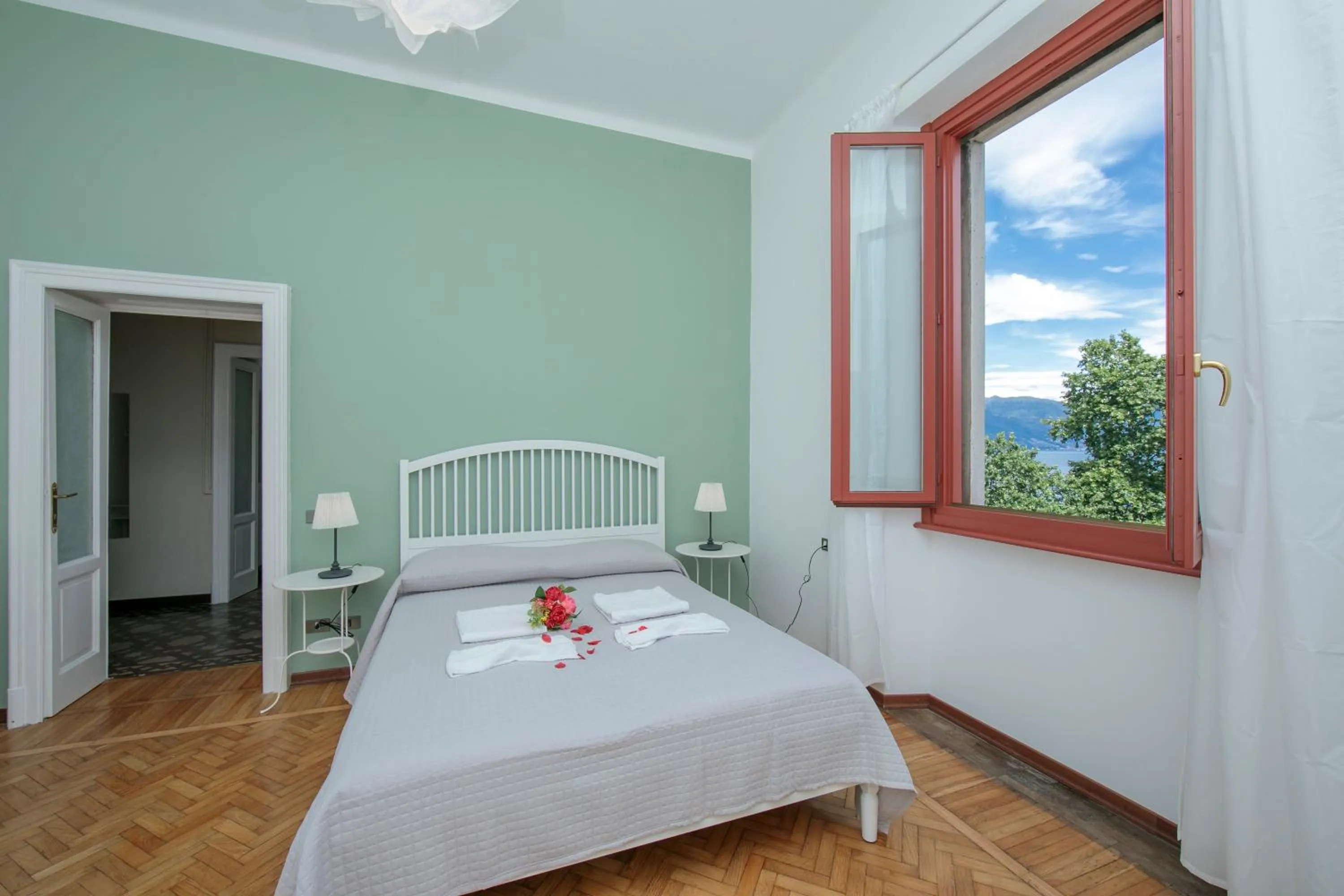 Bedroom, Bed in Residenza Oleandro Lake View Luino Center - Happy Rentals