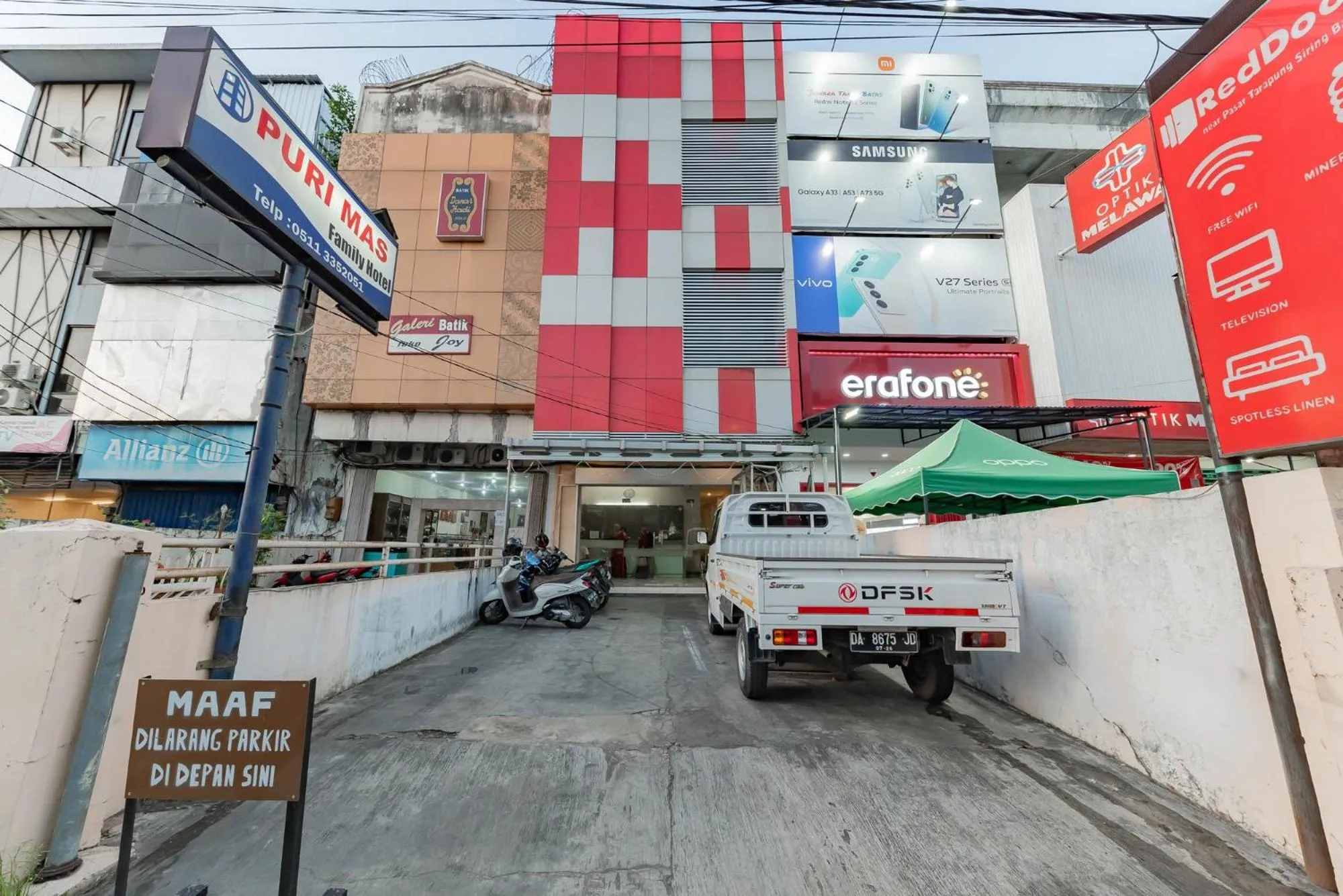 Property building in RedDoorz near Pasar Tarapung Siring Banjarmasin