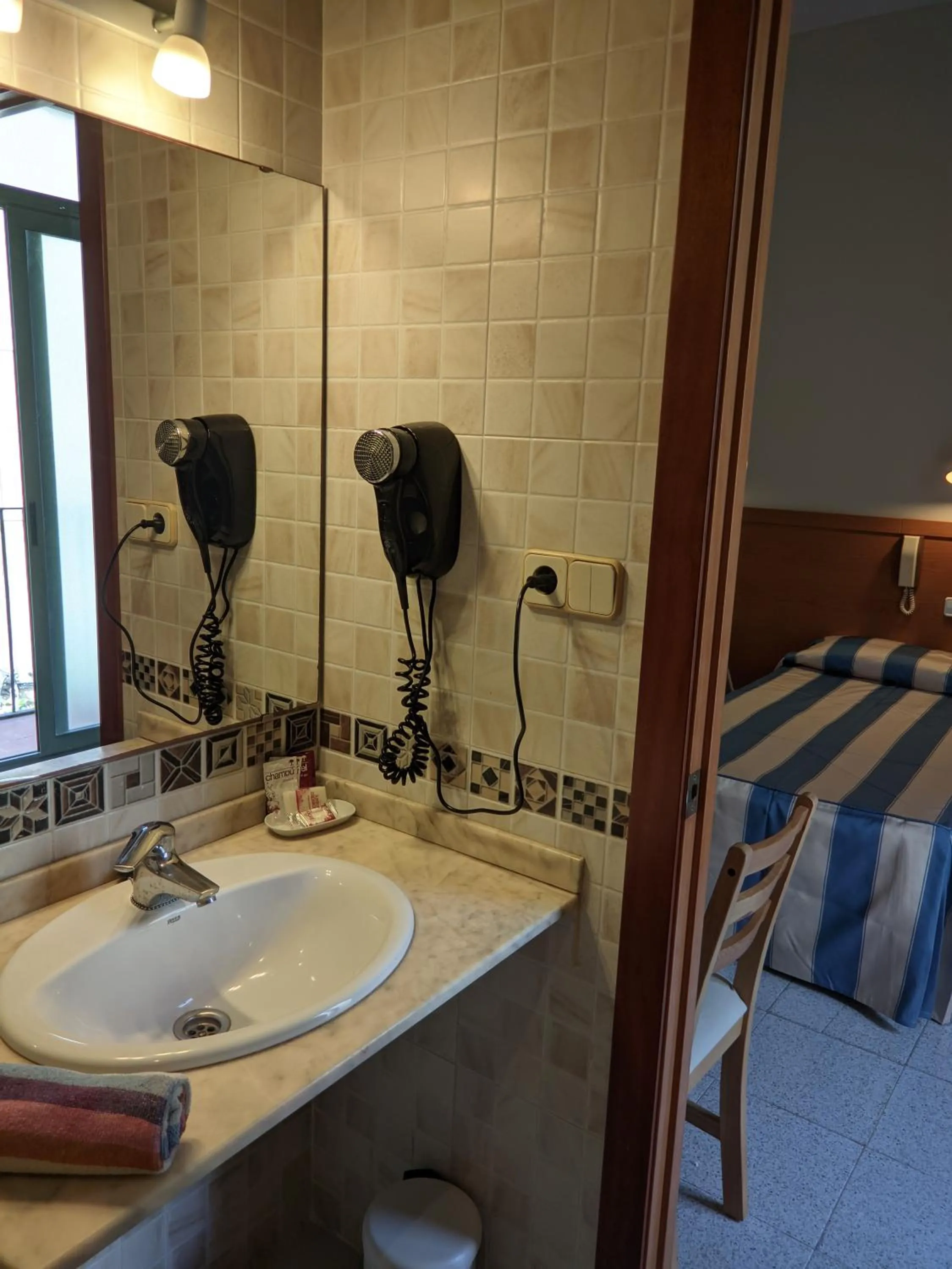 heating, Bed in Pensión Coral