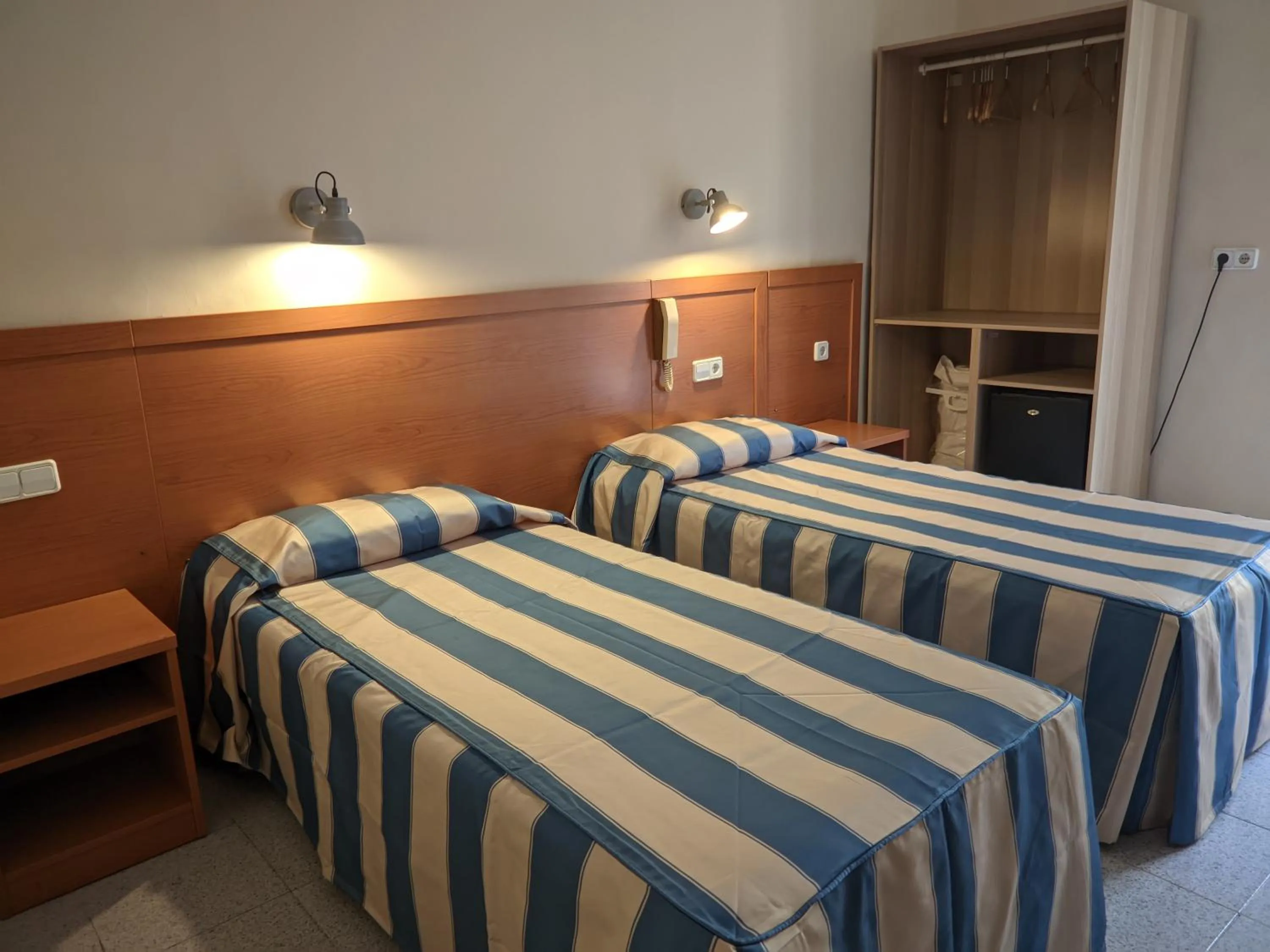 Photo of the whole room, Bed in Pensión Coral