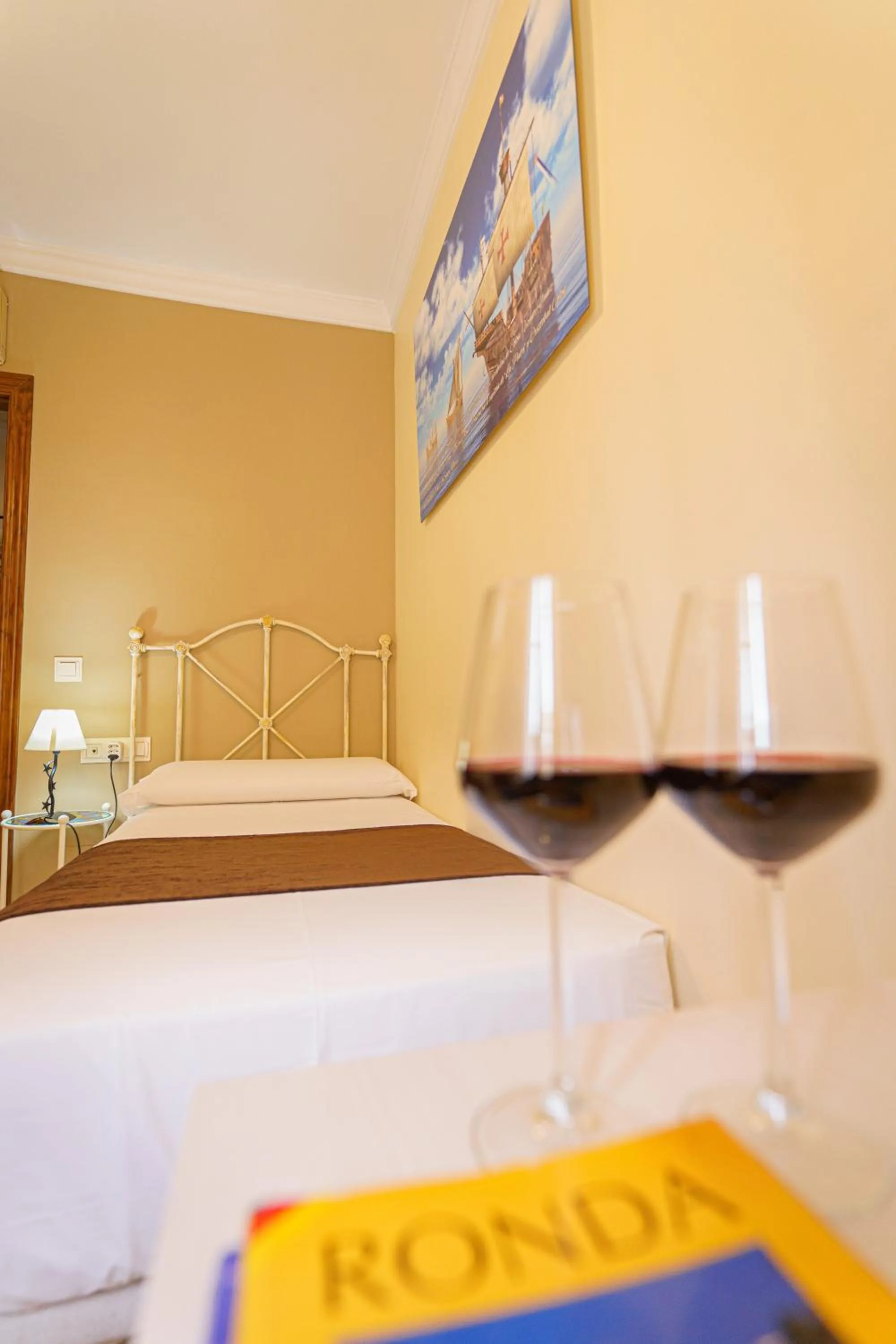 Bedroom, Bed in Hotel Colón