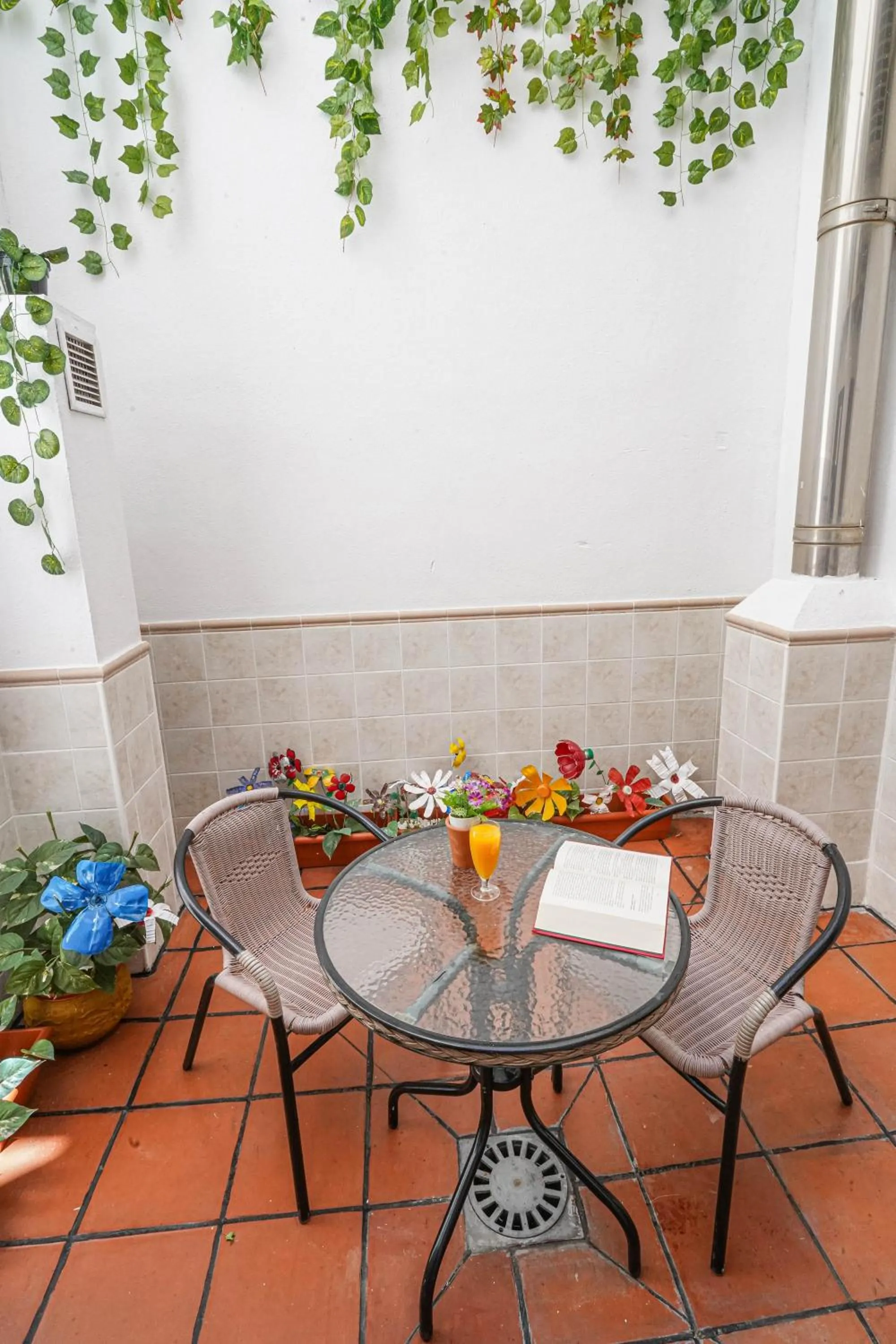 Inner courtyard view in Hotel Colón