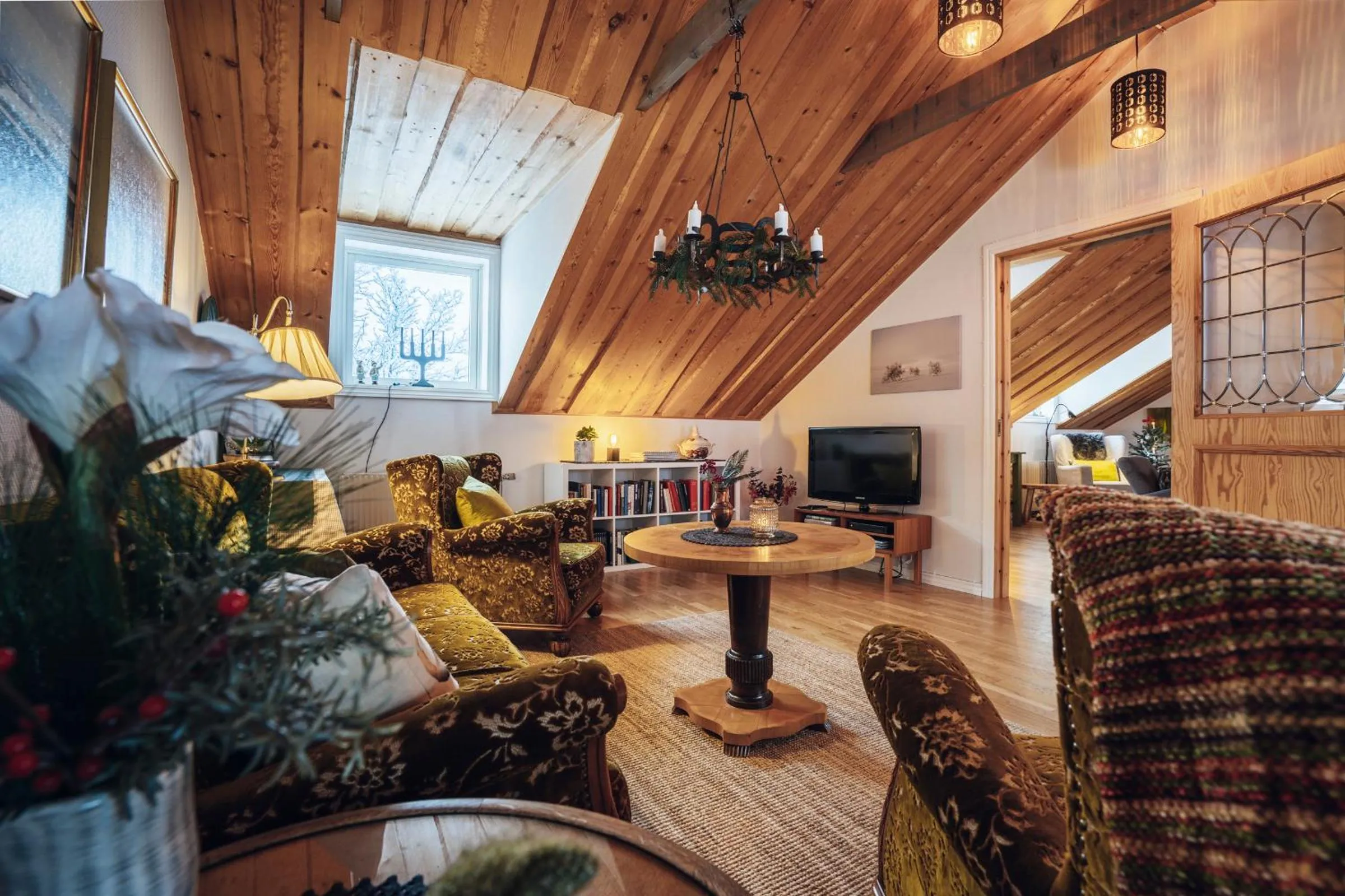 Communal lounge/ TV room in Lövåsgårdens Fjällhotell