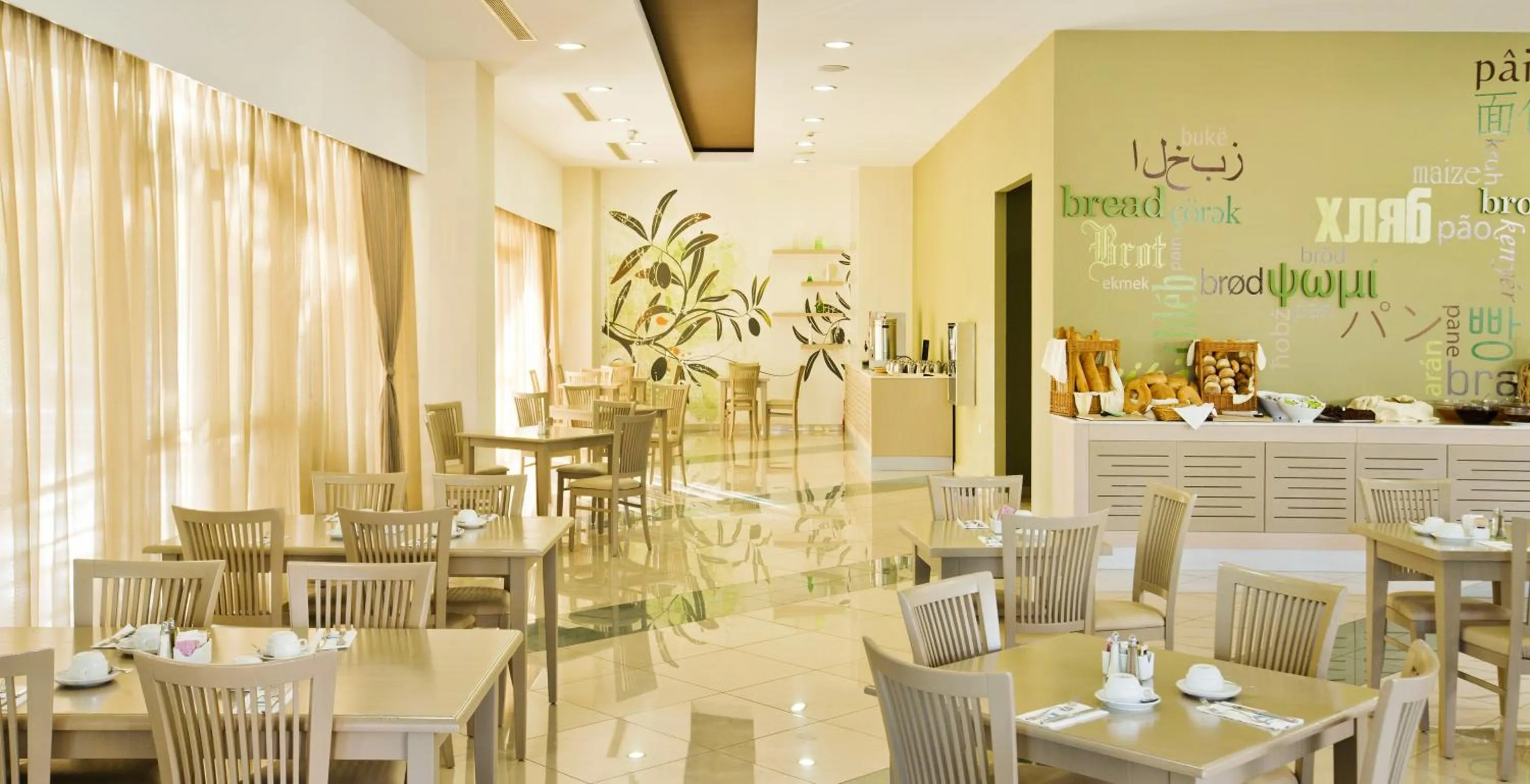 Restaurant/places to eat in Kipriotis Maris Suites