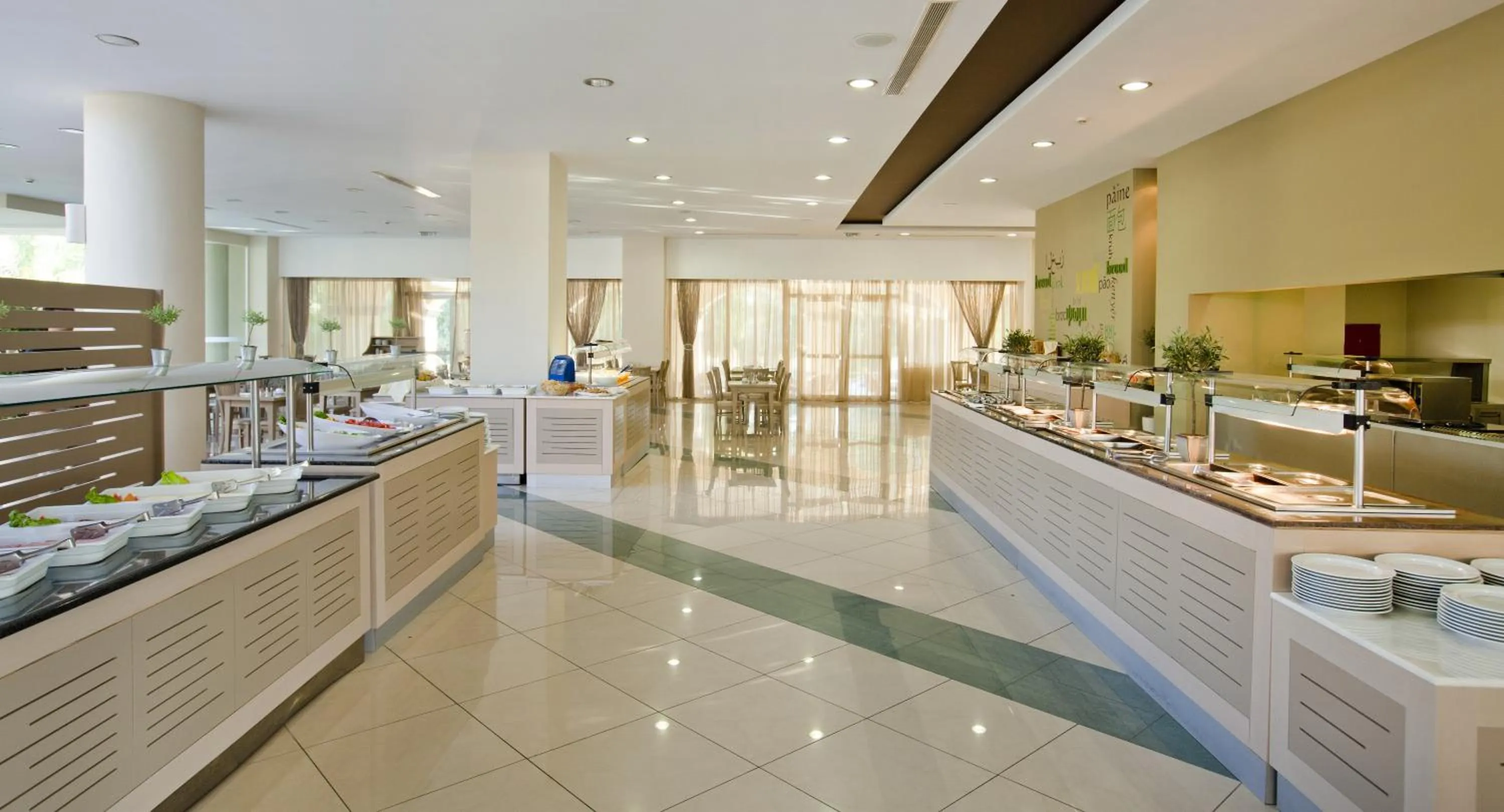 Restaurant/places to eat in Kipriotis Maris Suites