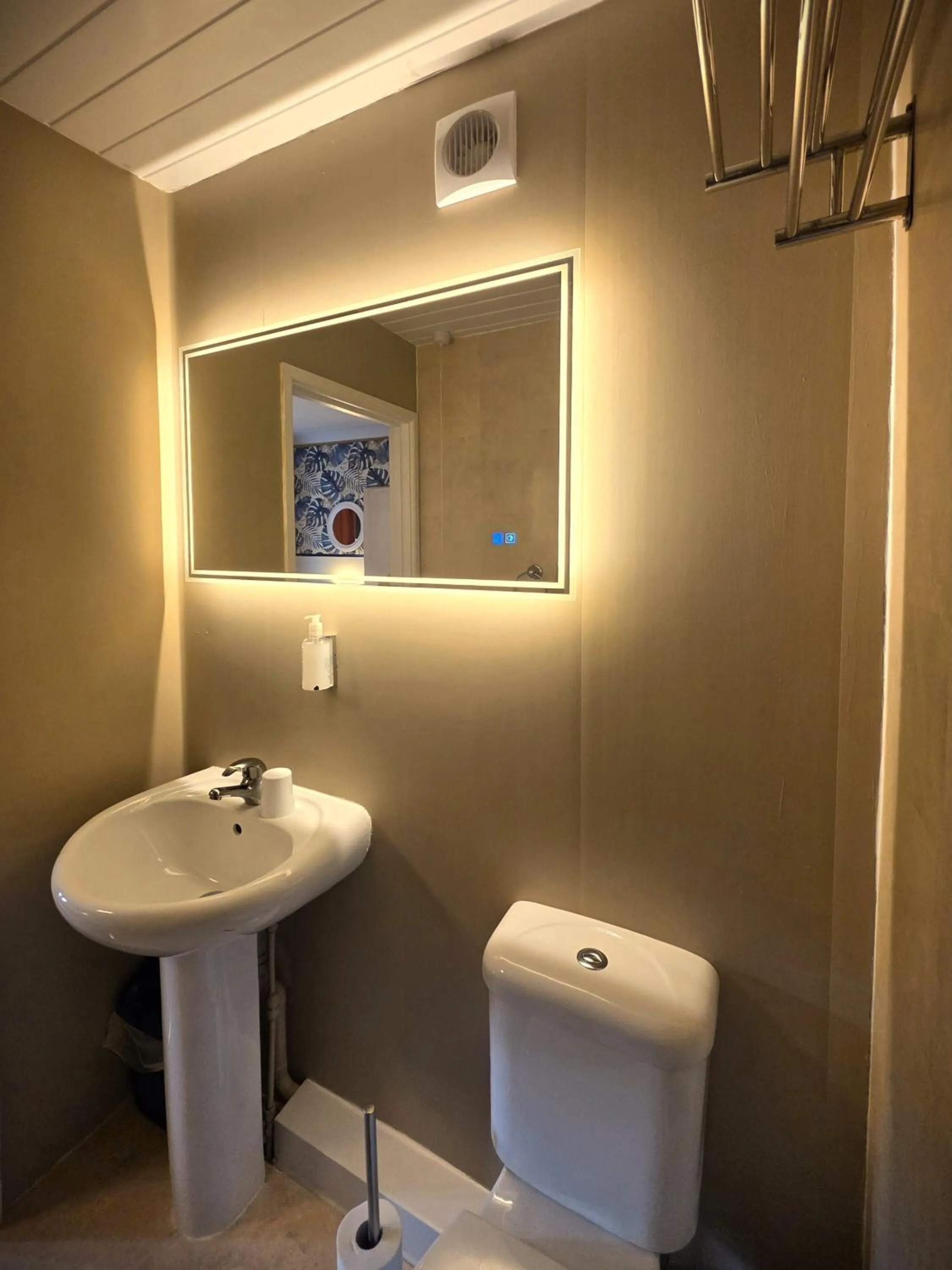 Bathroom in Yardley Manor Hotel