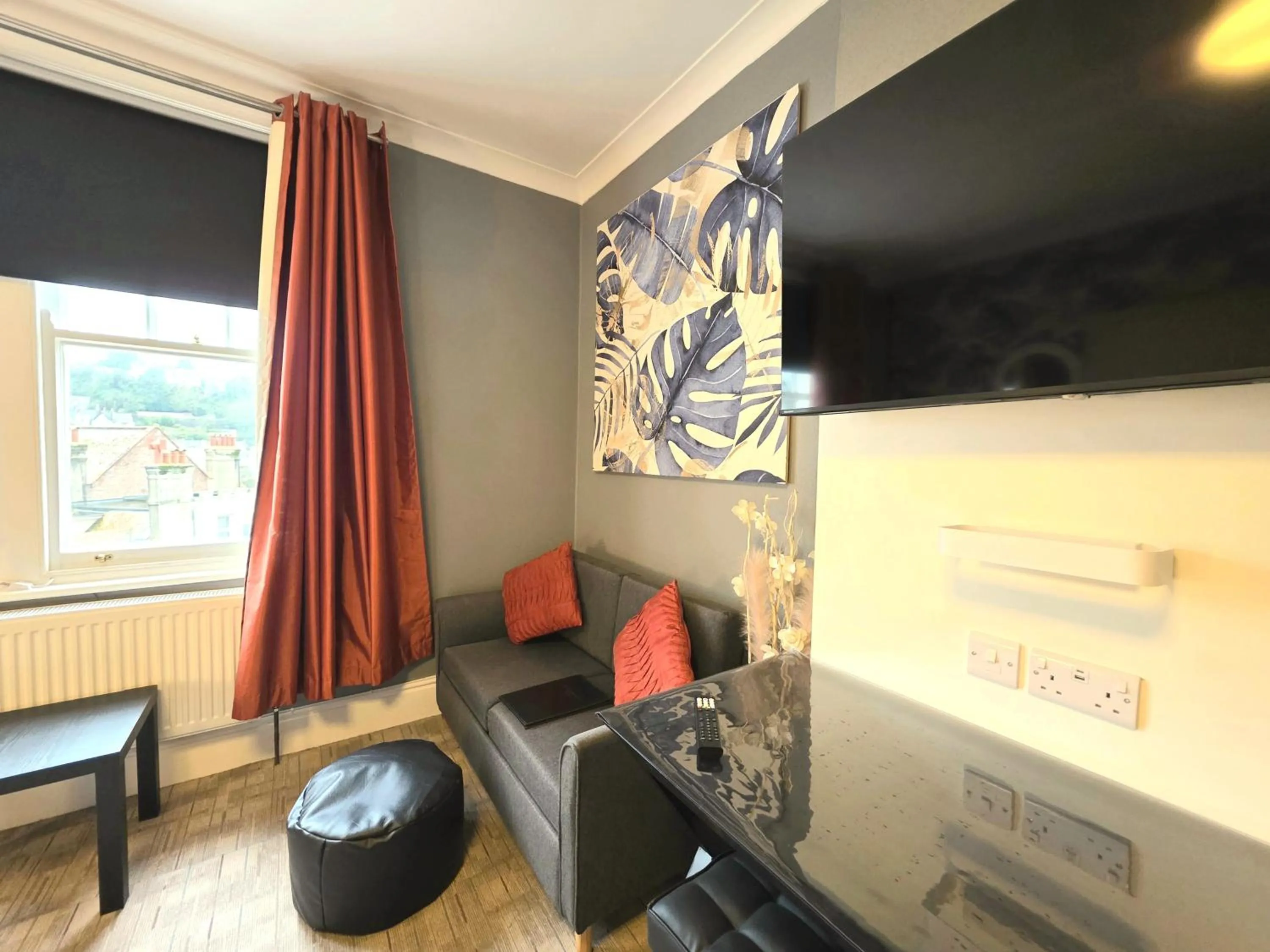 TV and multimedia in Yardley Manor Hotel