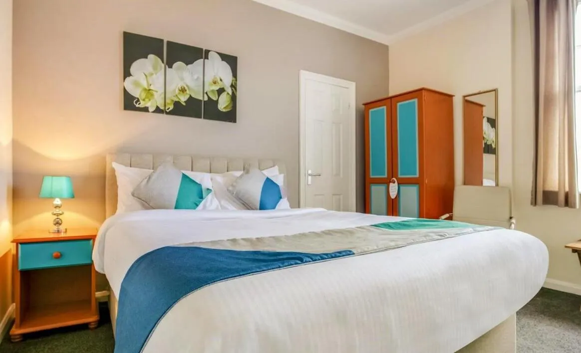 Bedroom, Bed in Yardley Manor Hotel