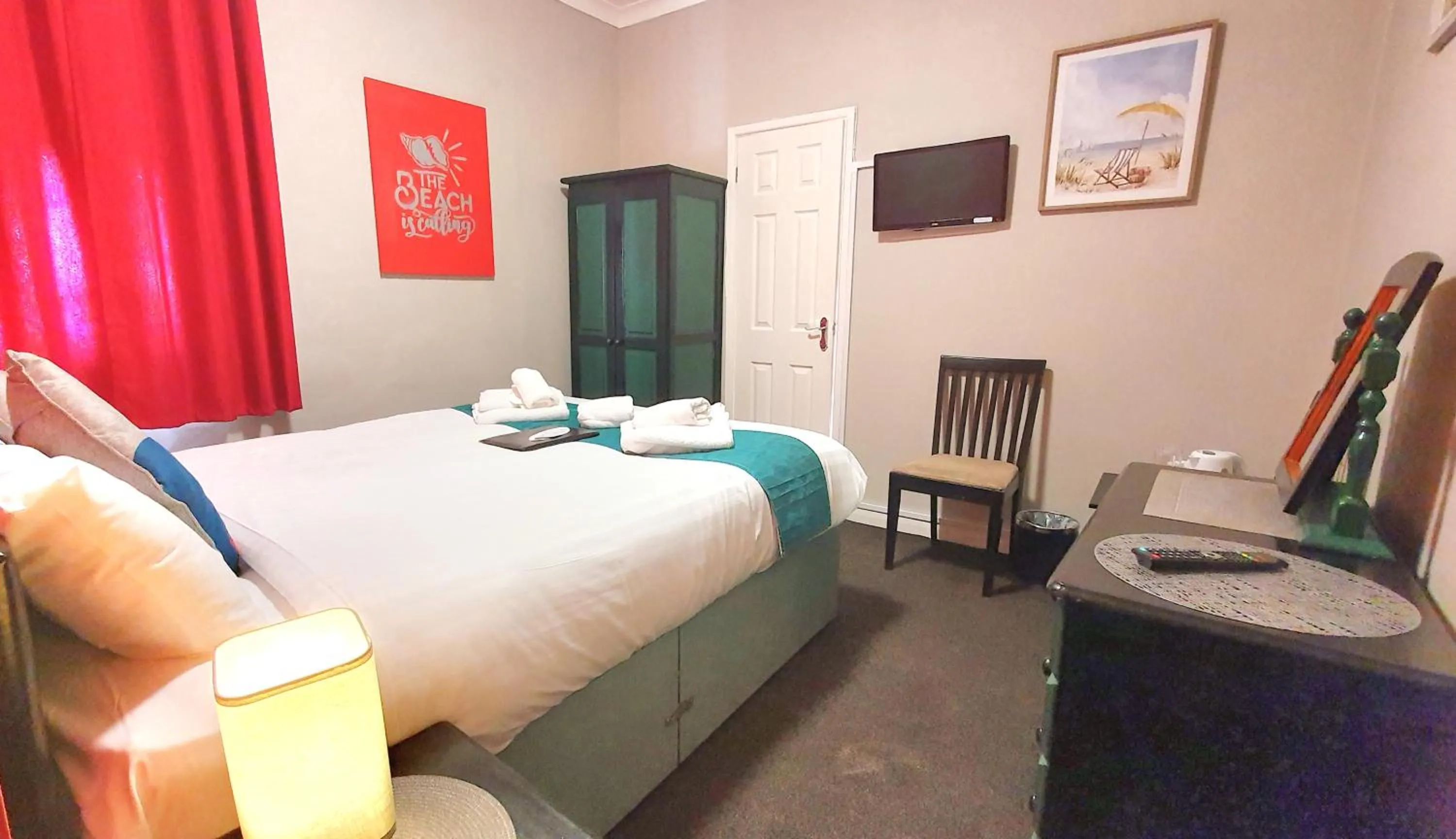 Bedroom, Bed in Yardley Manor Hotel