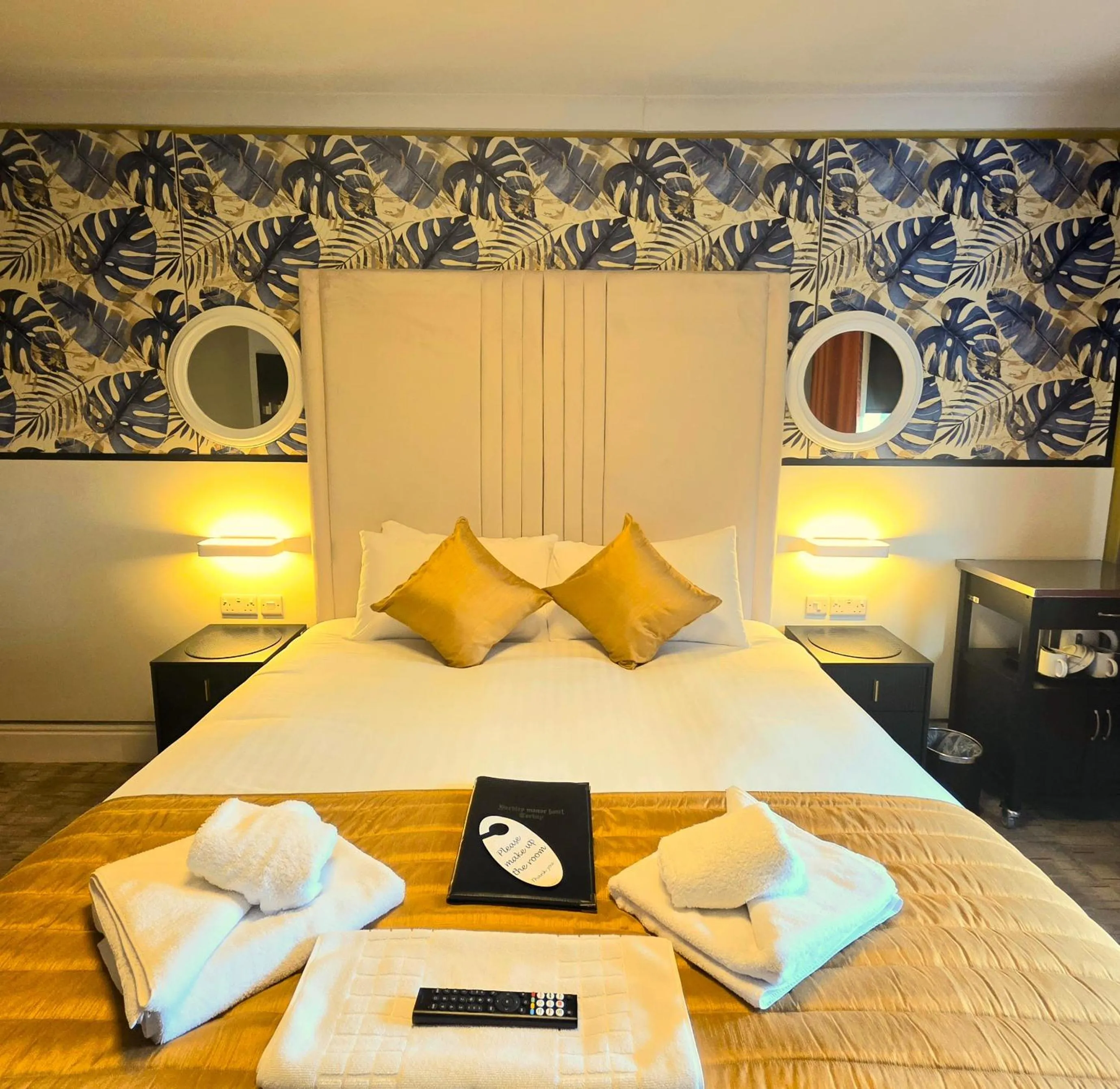 Bedroom, Bed in Yardley Manor Hotel