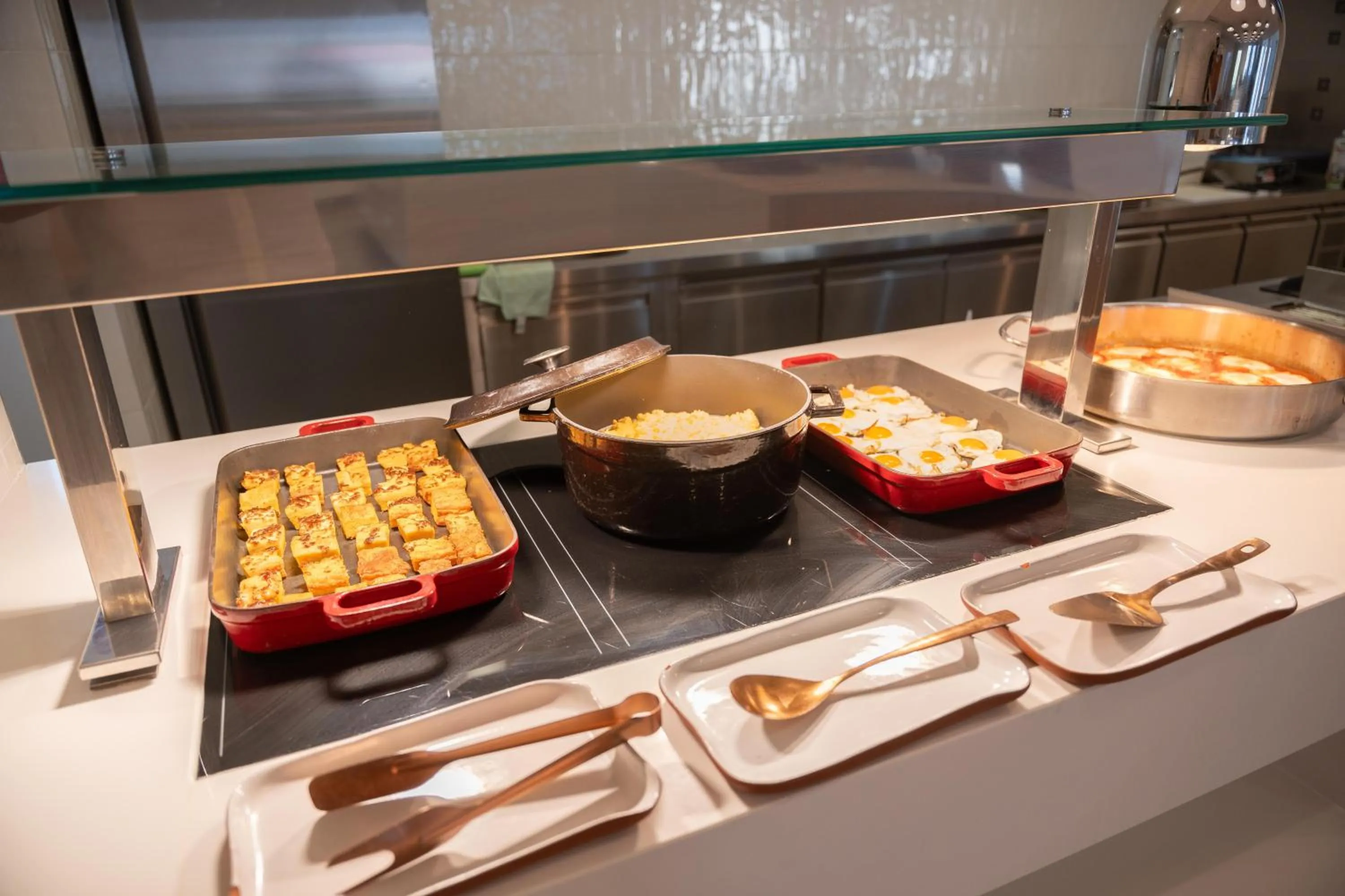 Restaurant/places to eat in Orion Hotel