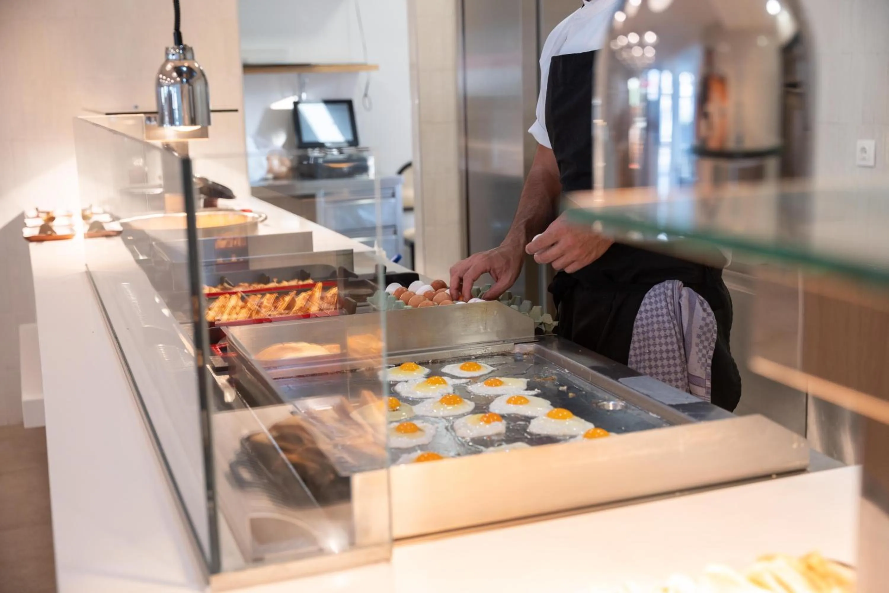 Restaurant/places to eat in Orion Hotel