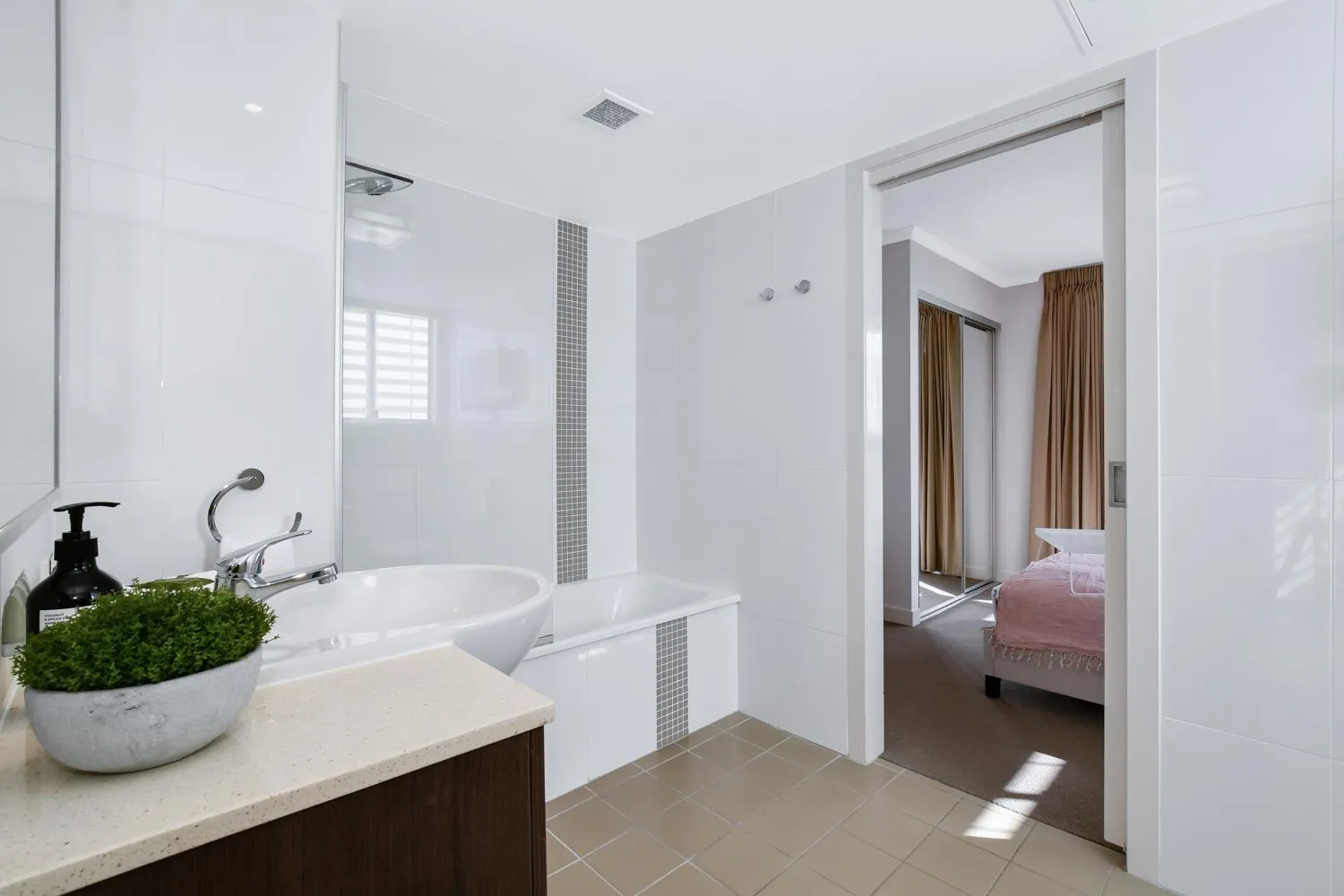 Bathroom, Bed in Horton Apartments