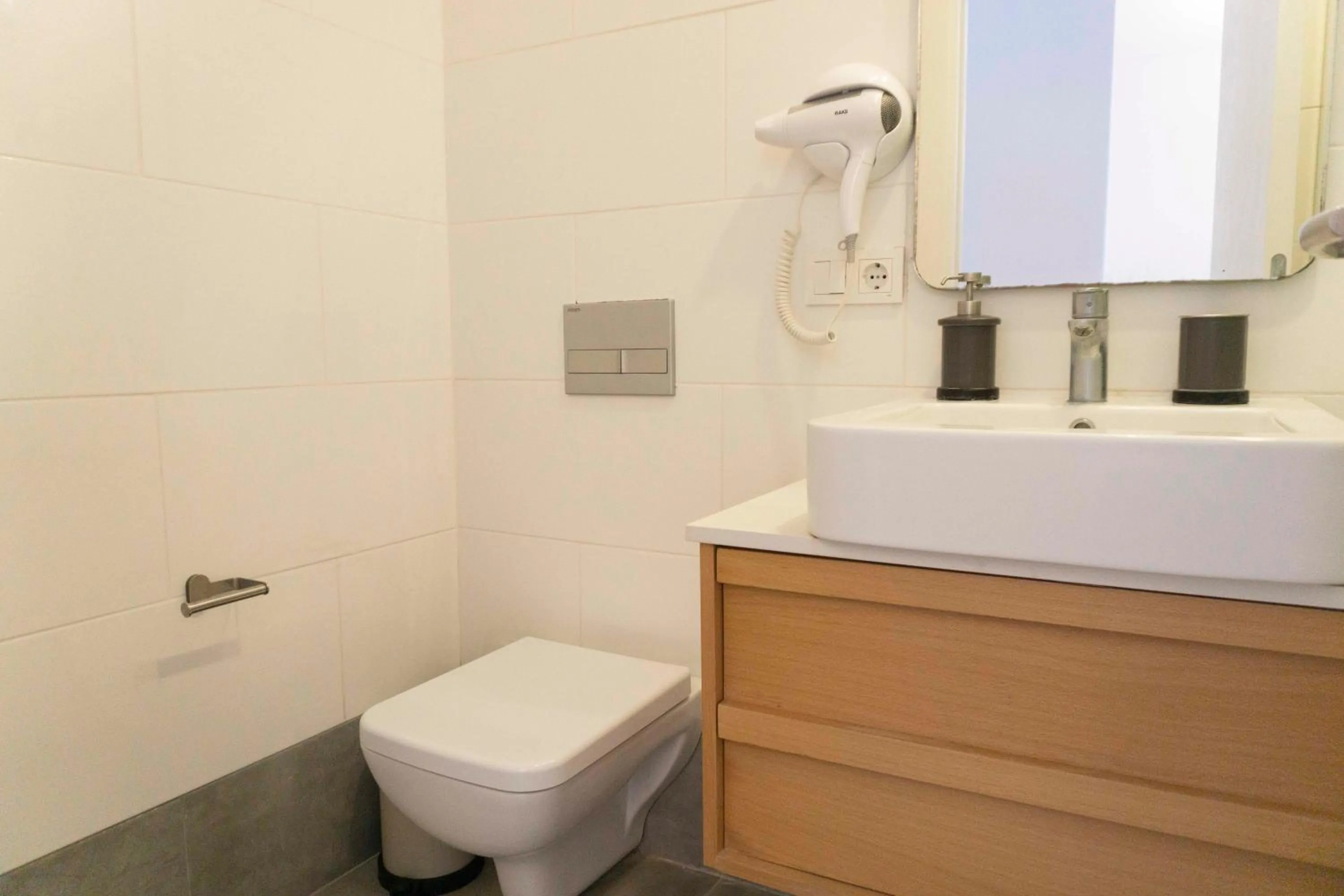 Toilet in Daphnis Hotel