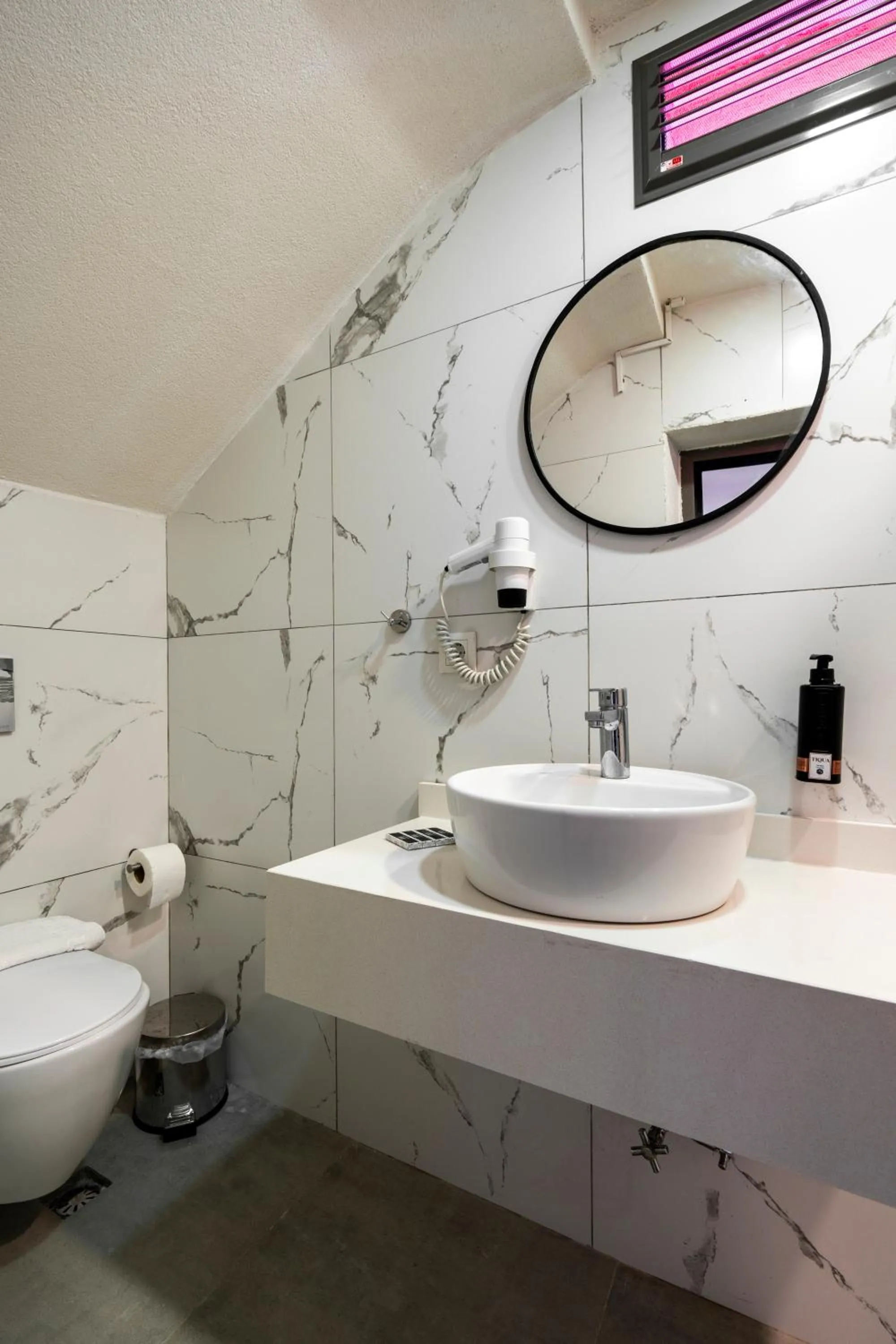 Bathroom in Daphnis Hotel