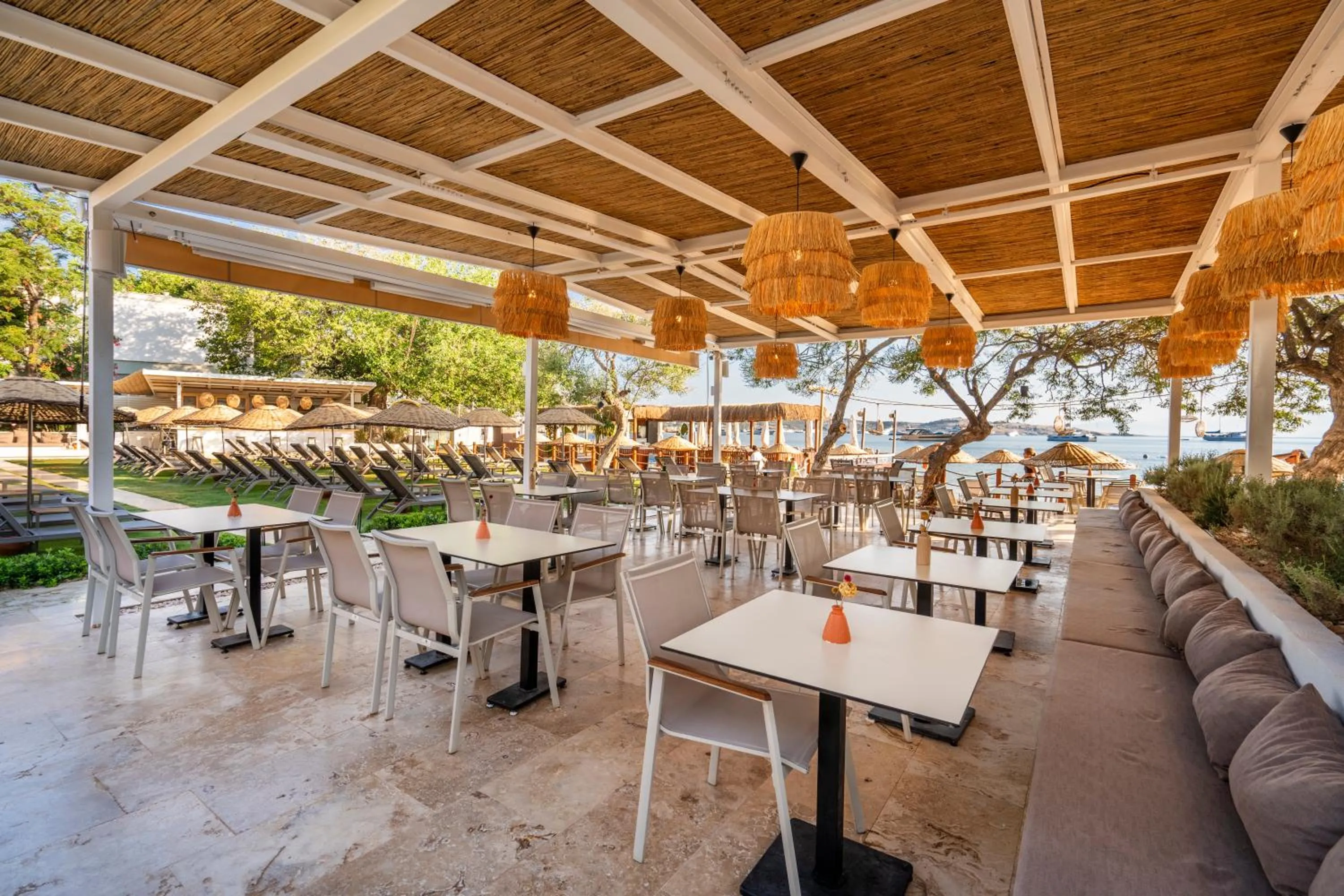 Restaurant/places to eat in Daphnis Hotel