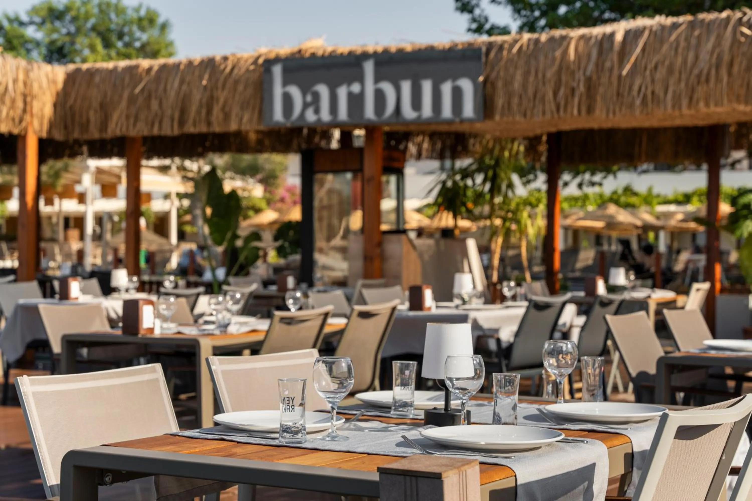 Restaurant/places to eat in Daphnis Hotel