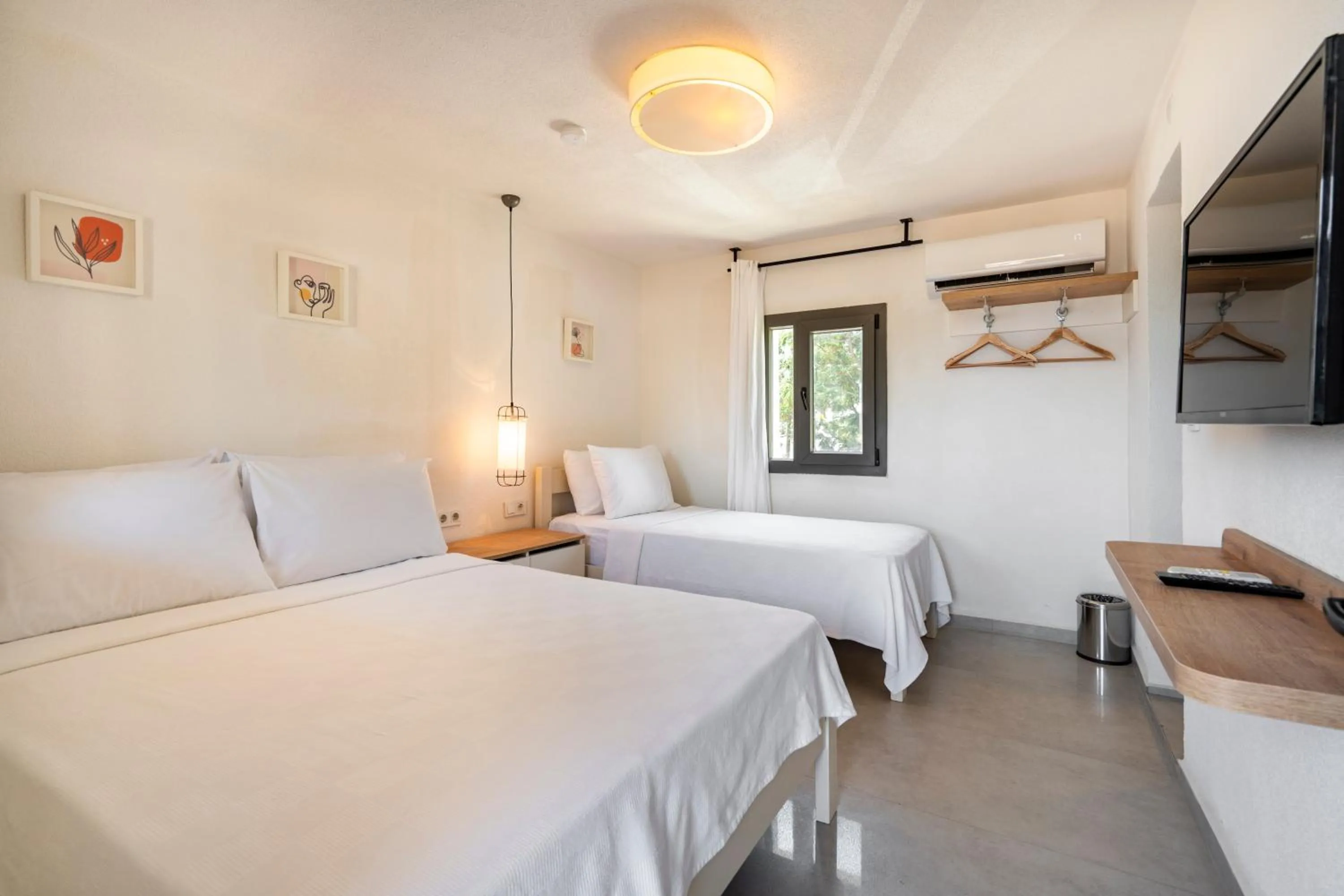 Photo of the whole room, Bed in Daphnis Hotel