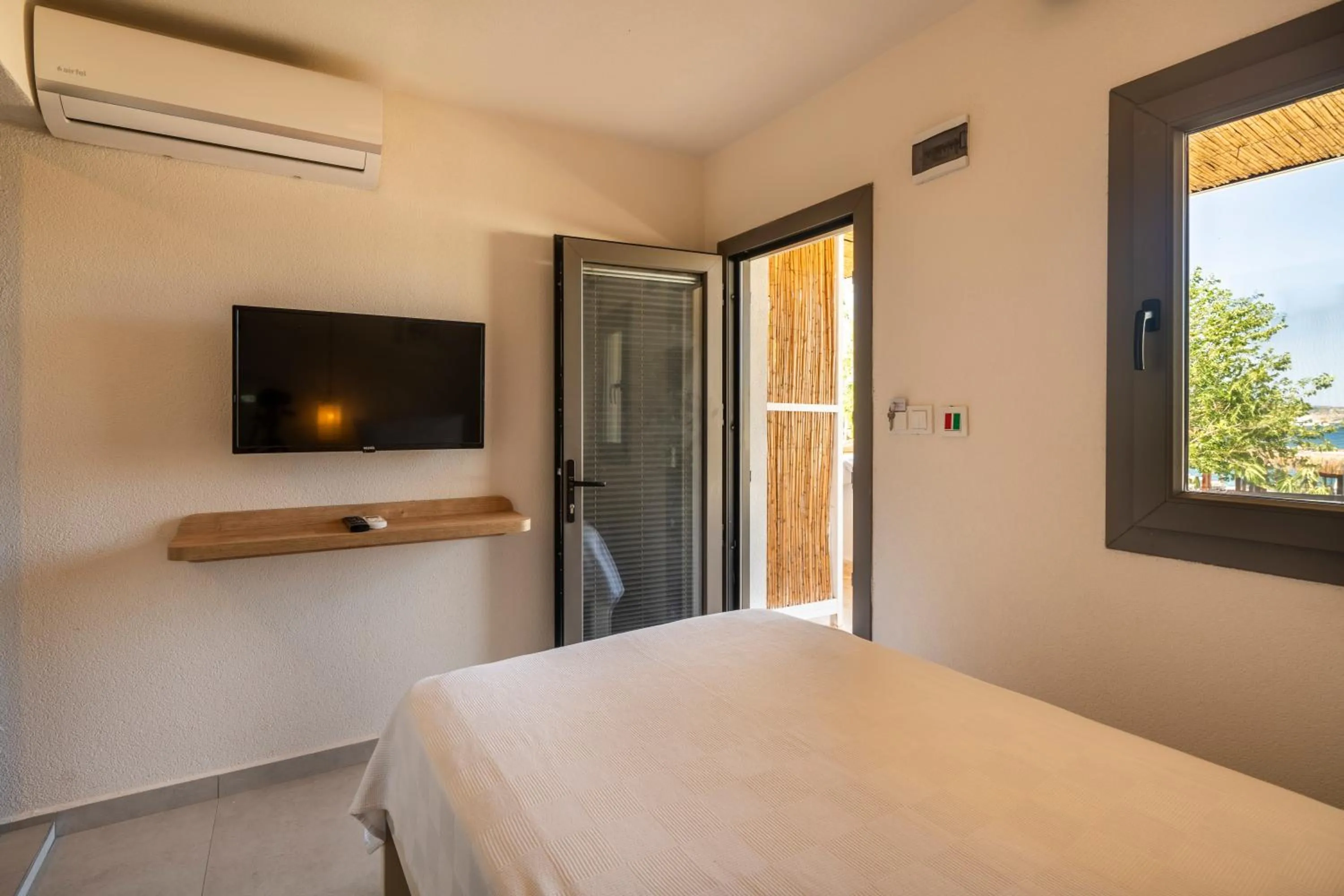 Photo of the whole room, Bed in Daphnis Hotel