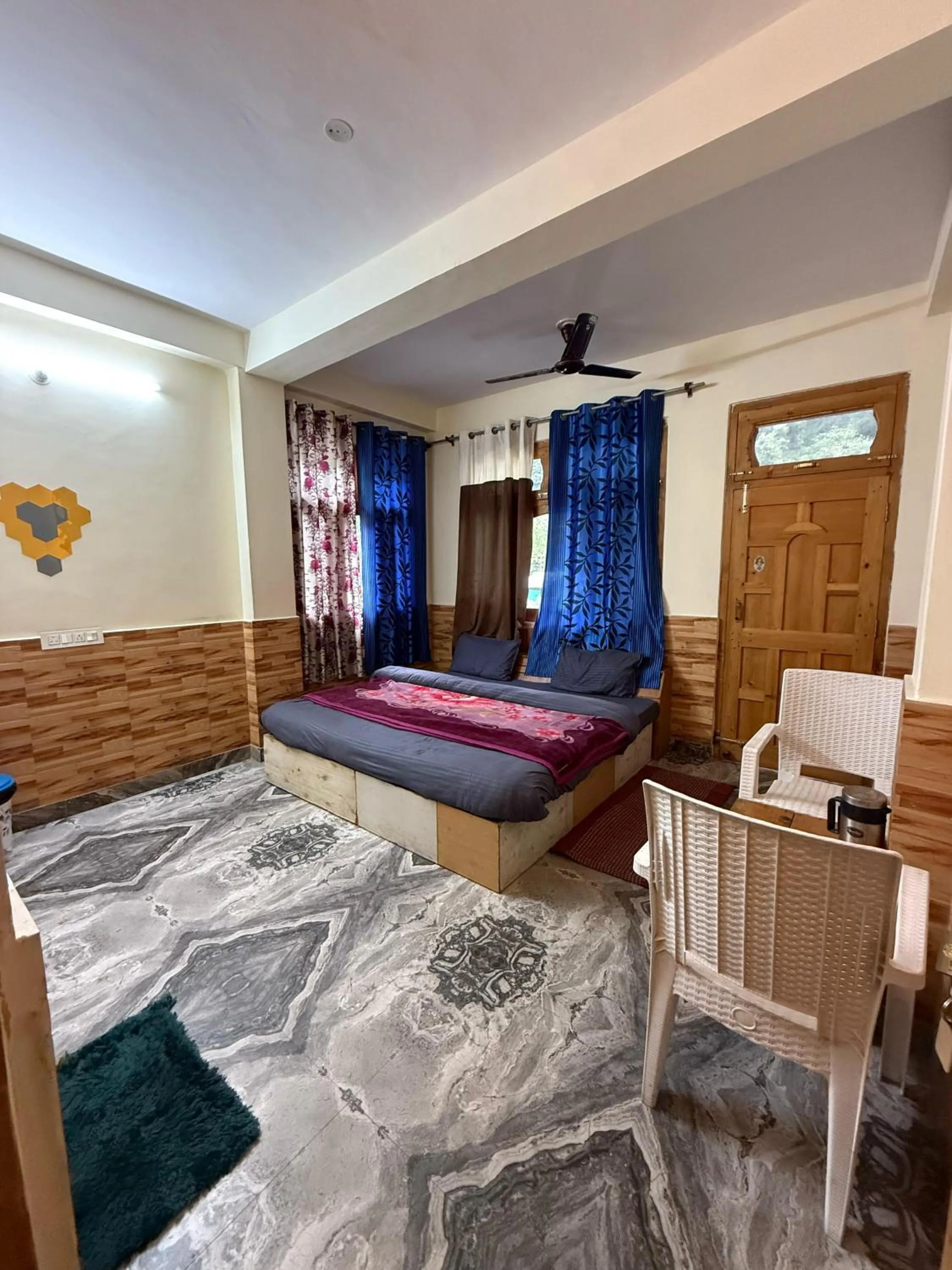 Photo of the whole room, Bed in Flipsyde Retreat