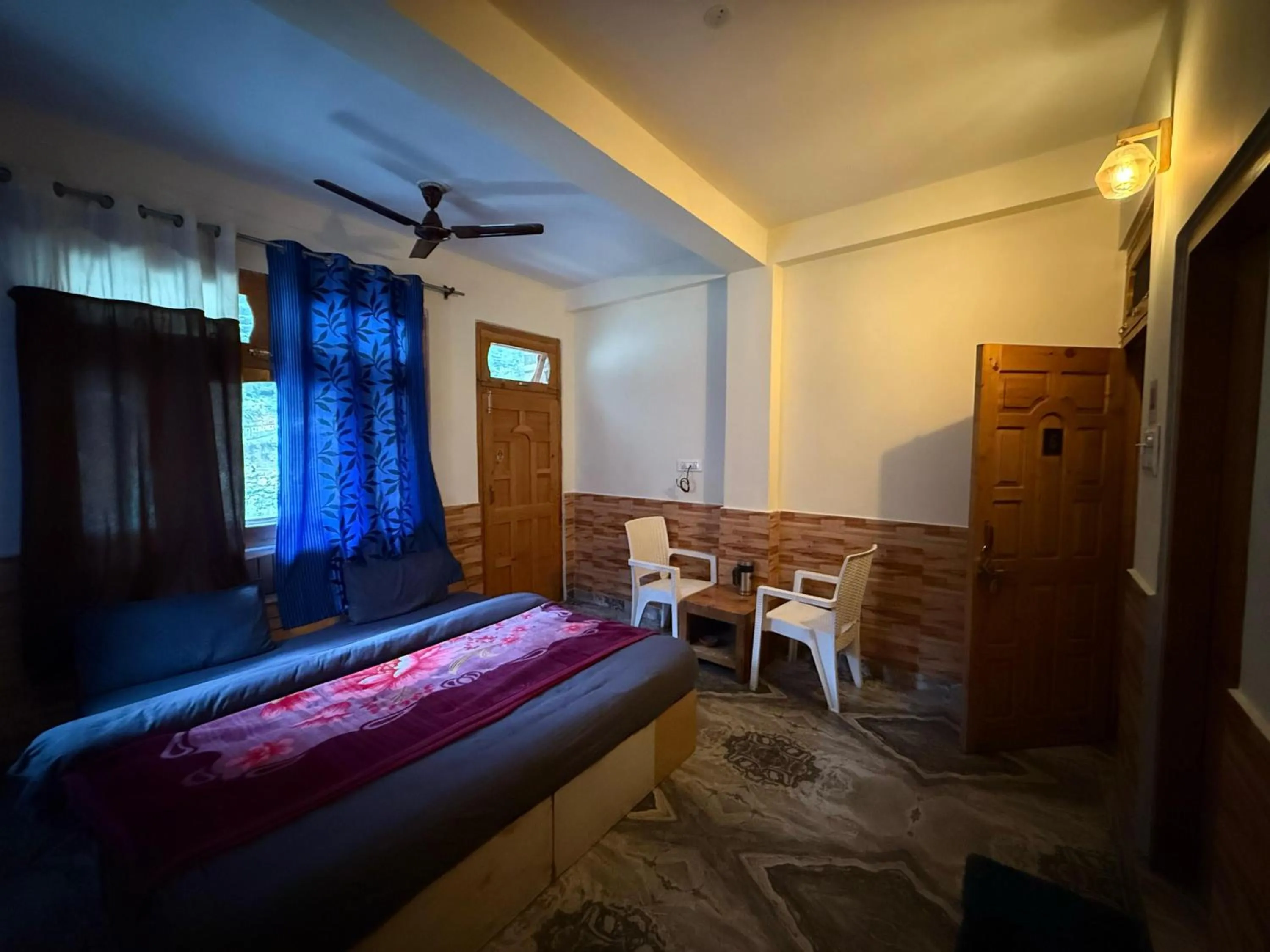 Photo of the whole room, Bed in Flipsyde Retreat