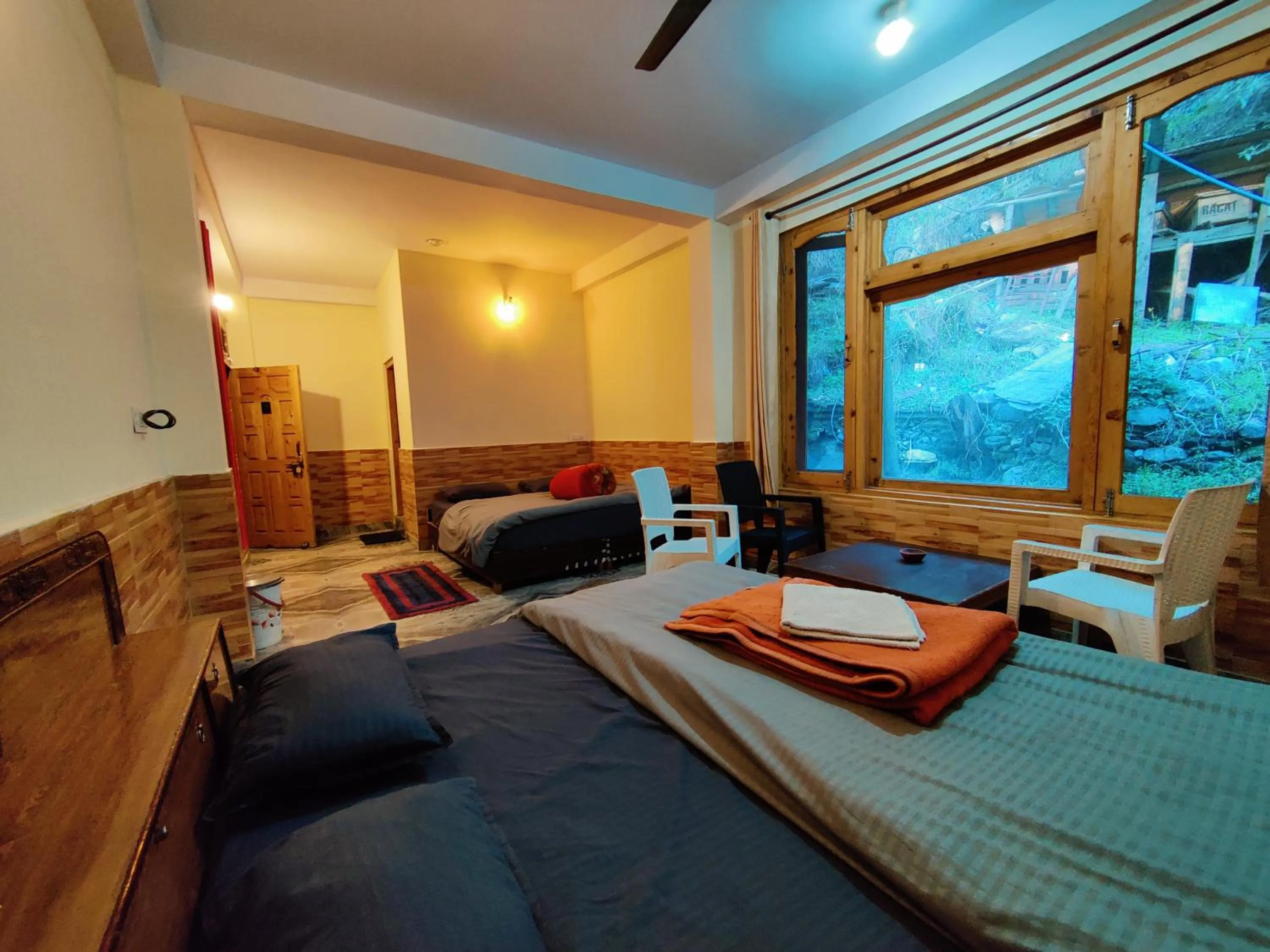 Photo of the whole room, Bed in Flipsyde Retreat