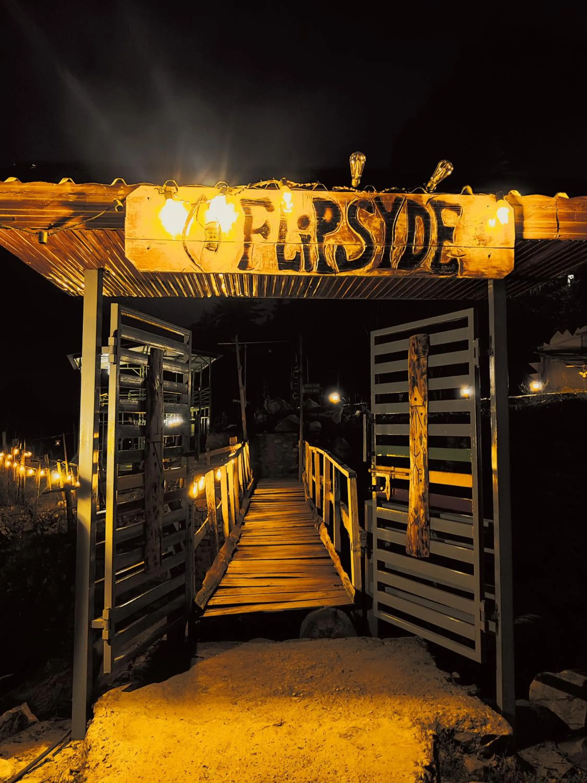 Logo/Certificate/Sign in Flipsyde Retreat