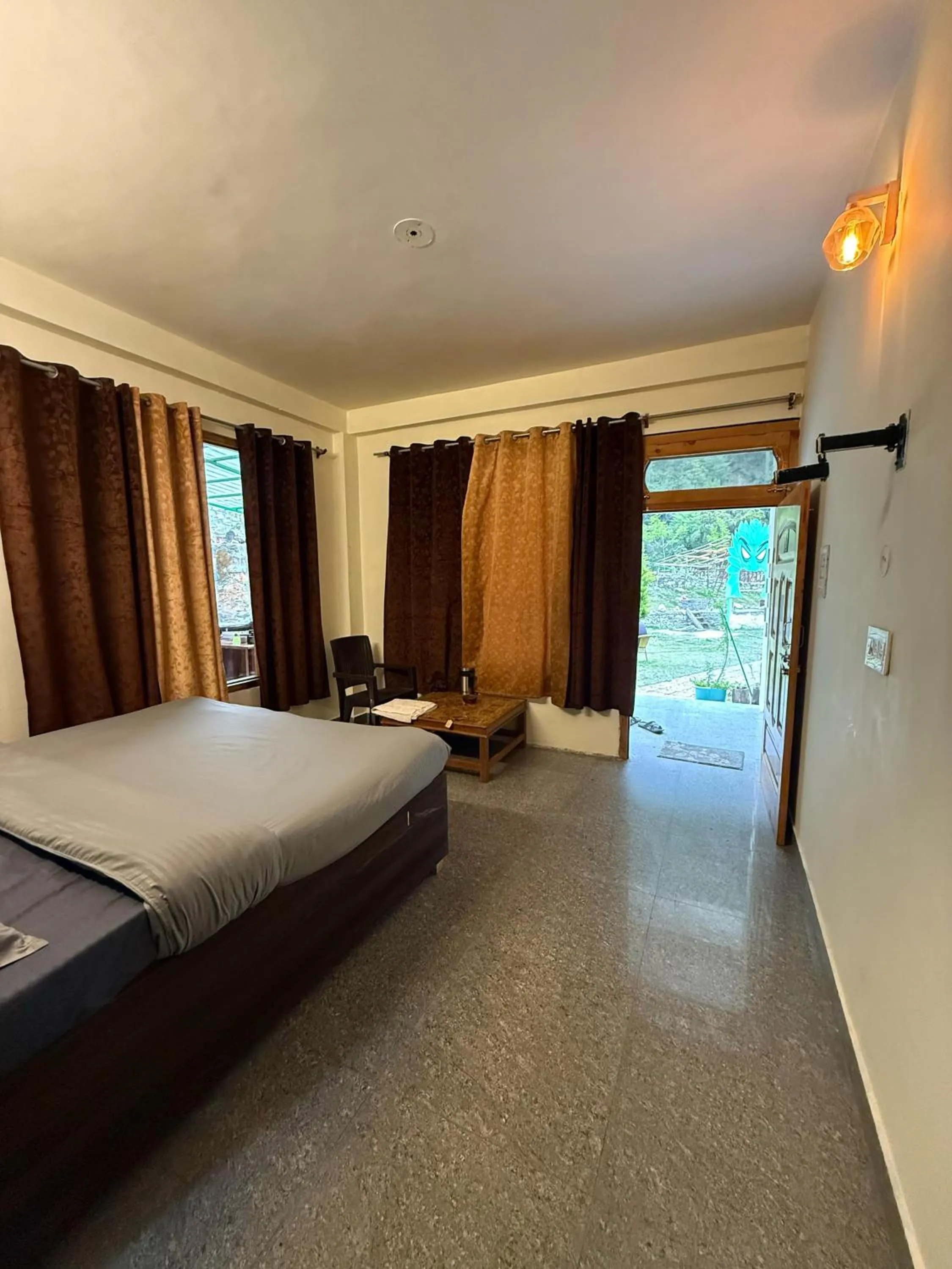 Photo of the whole room, Bed in Flipsyde Retreat