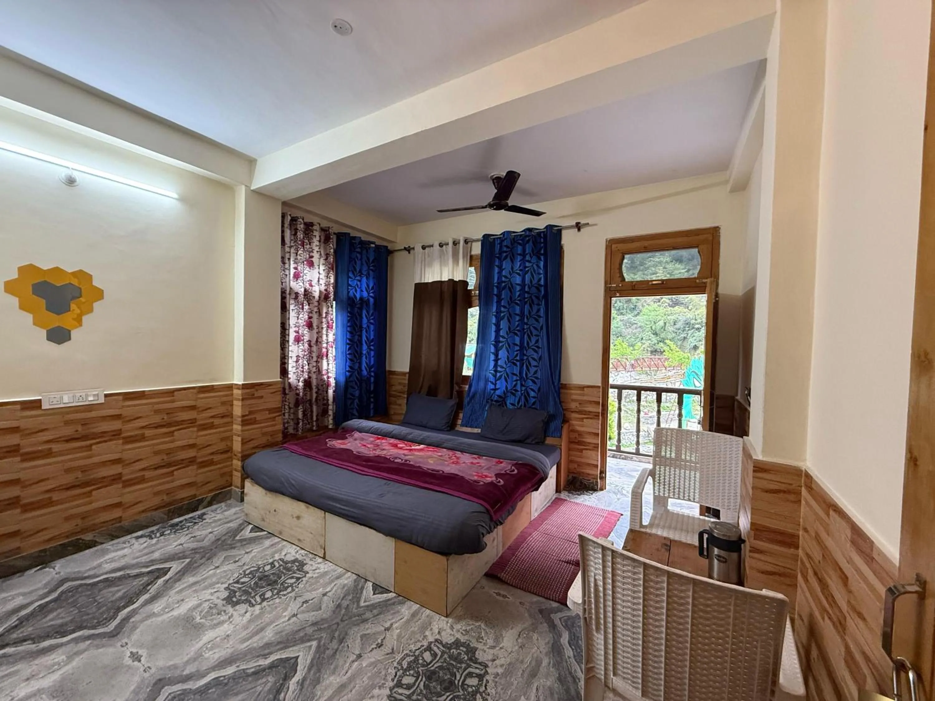 Photo of the whole room, Bed in Flipsyde Retreat
