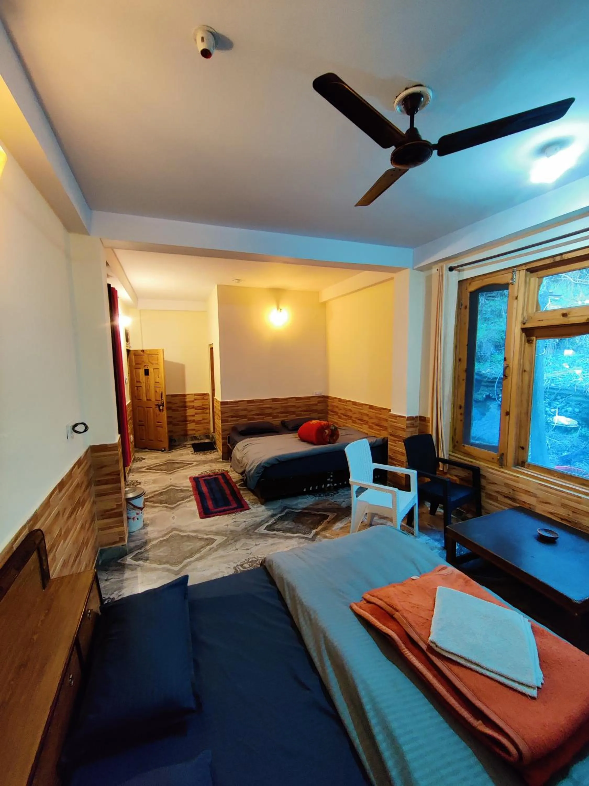 Photo of the whole room, Bed in Flipsyde Retreat