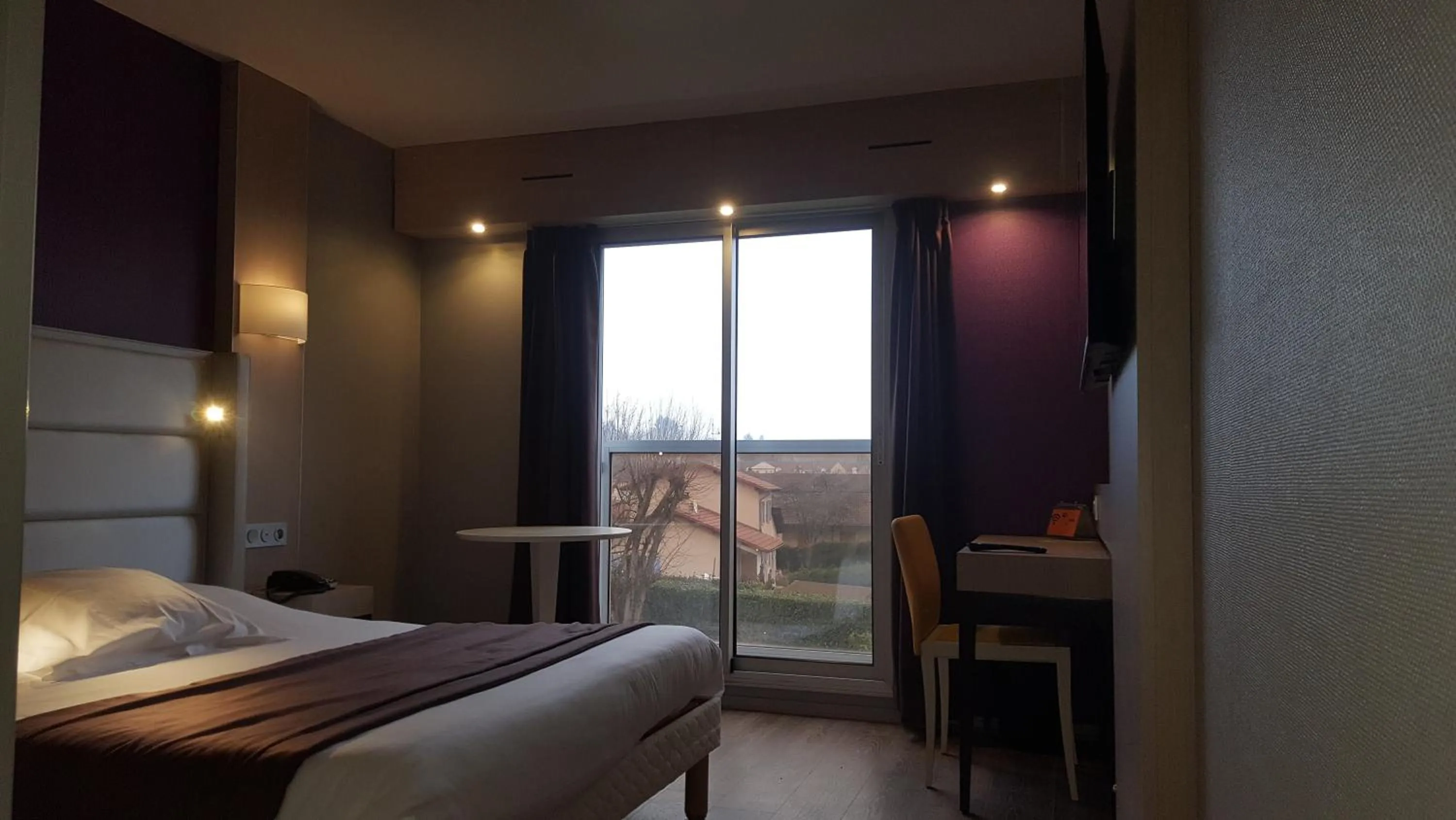 Photo of the whole room in Kyriad Bourg En Bresse