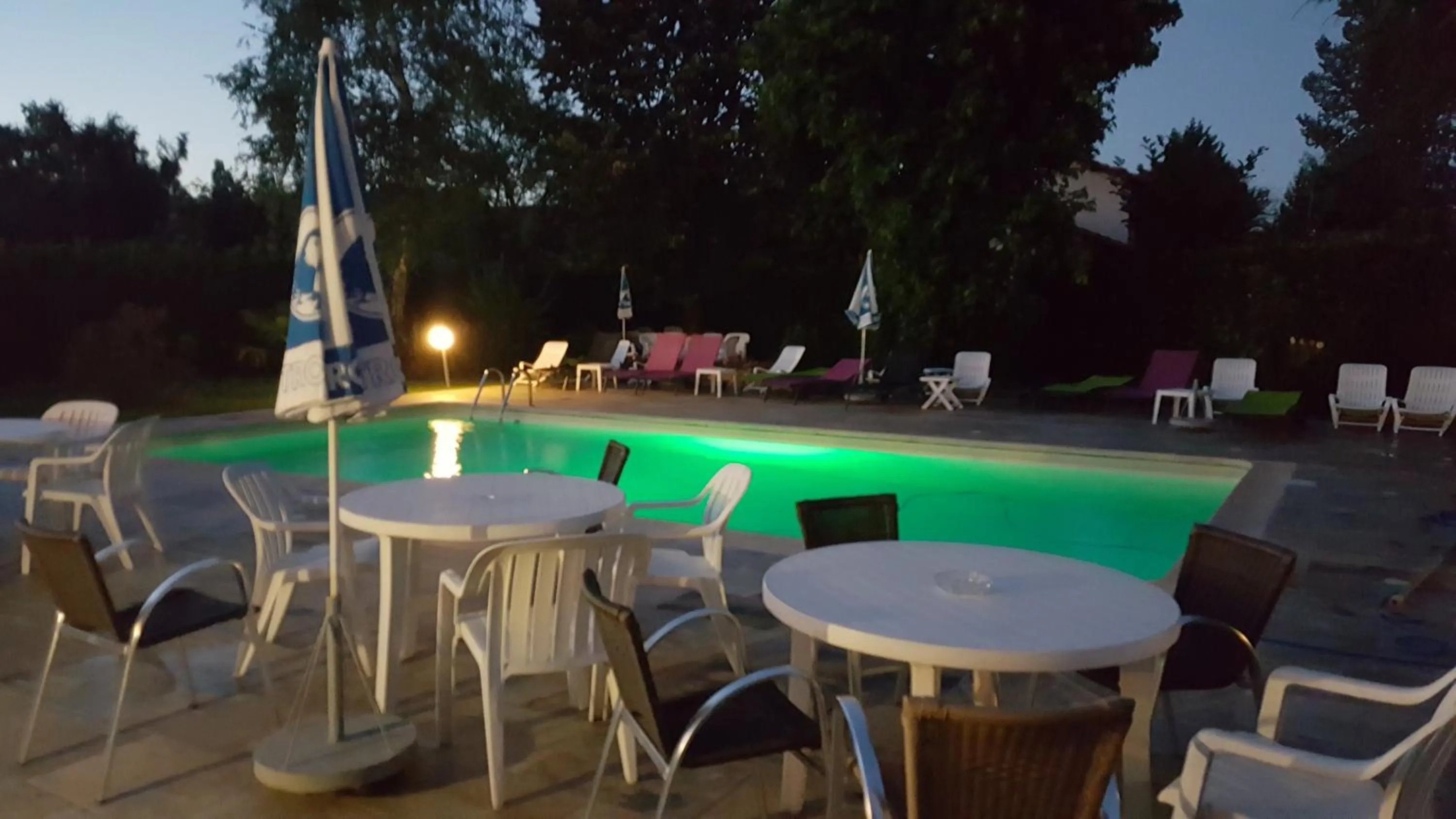 Patio, Lounge/Bar in Kyriad Bourg En Bresse