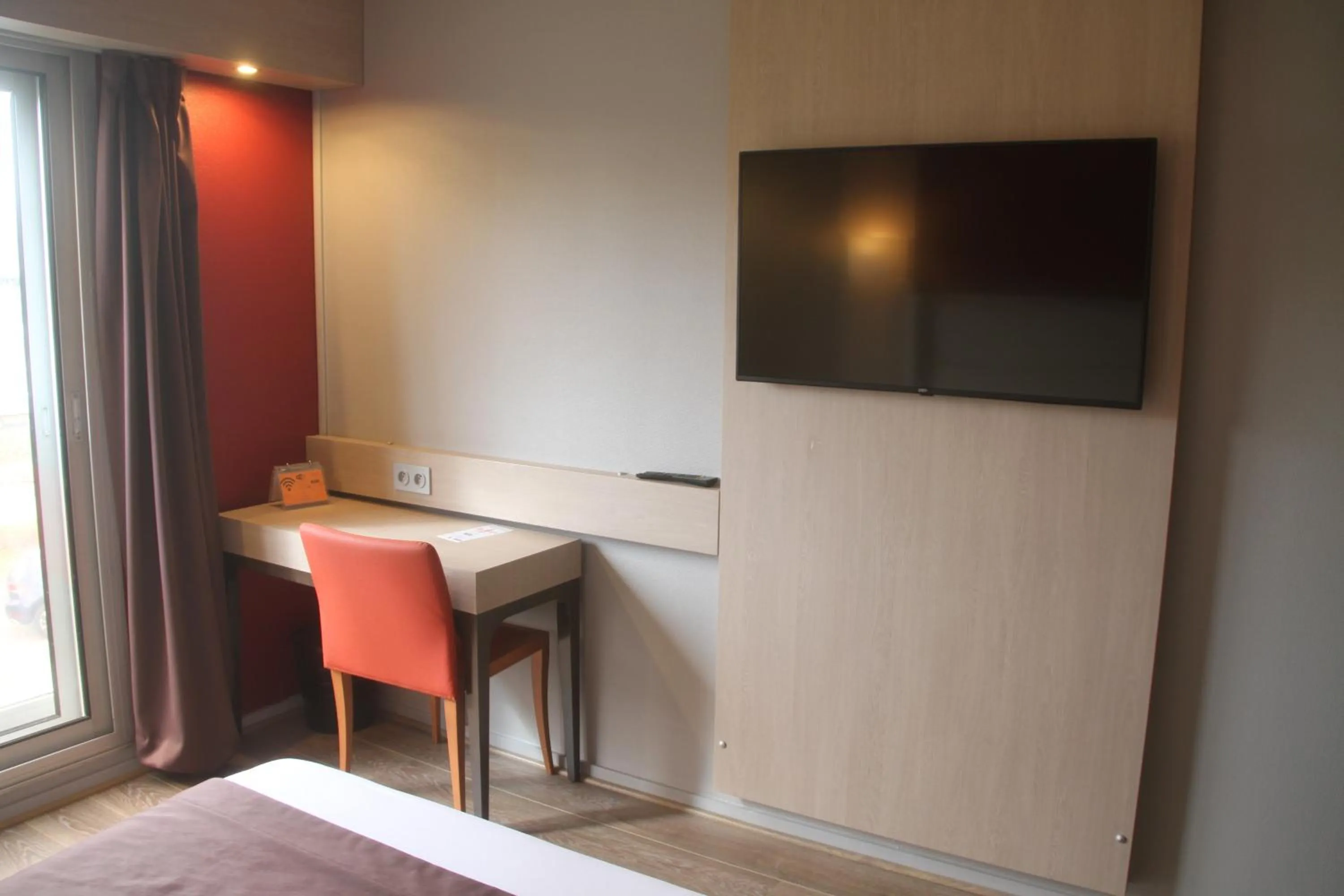 Bedroom, TV/Entertainment Center in Kyriad Bourg En Bresse