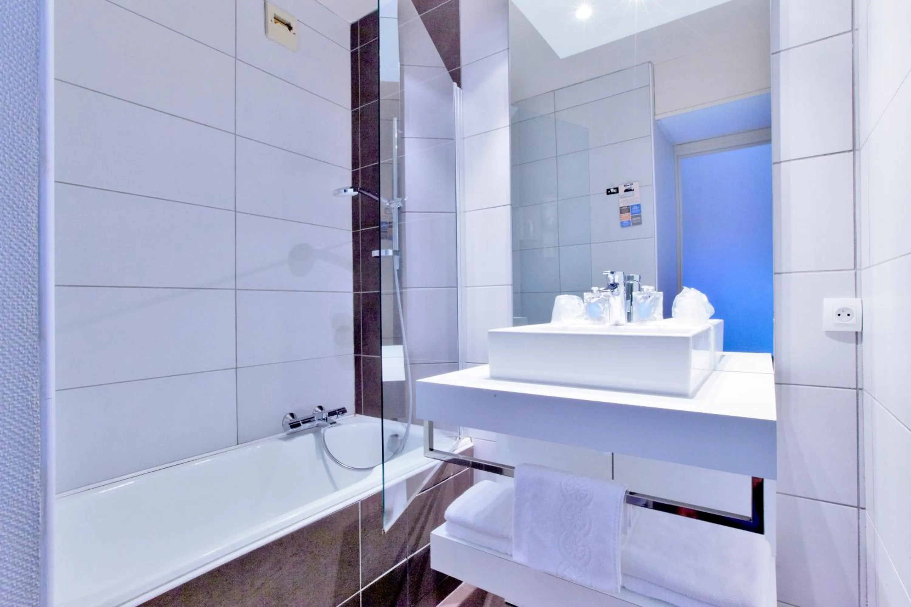 Bathroom in Kyriad Bourg En Bresse