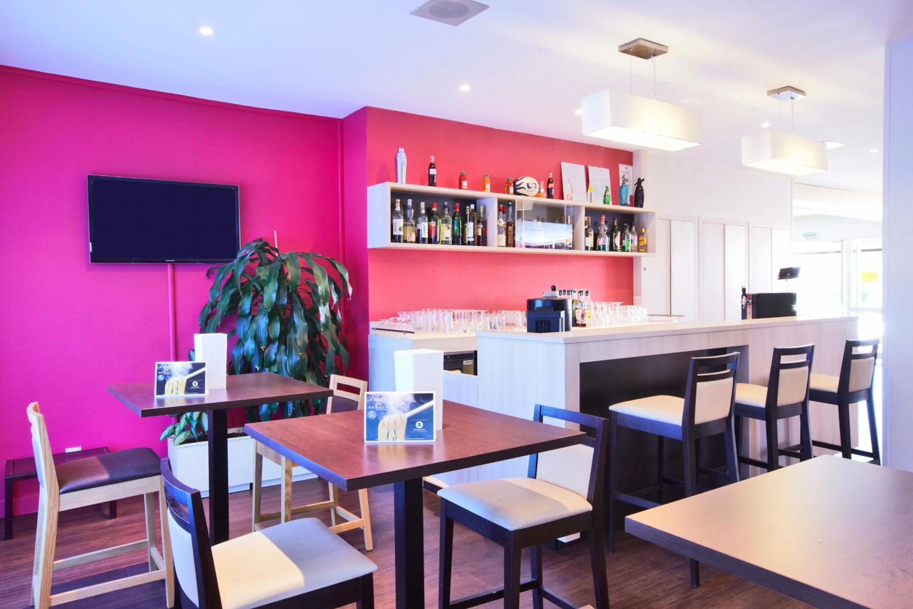 Restaurant/places to eat, Lounge/Bar in Kyriad Bourg En Bresse