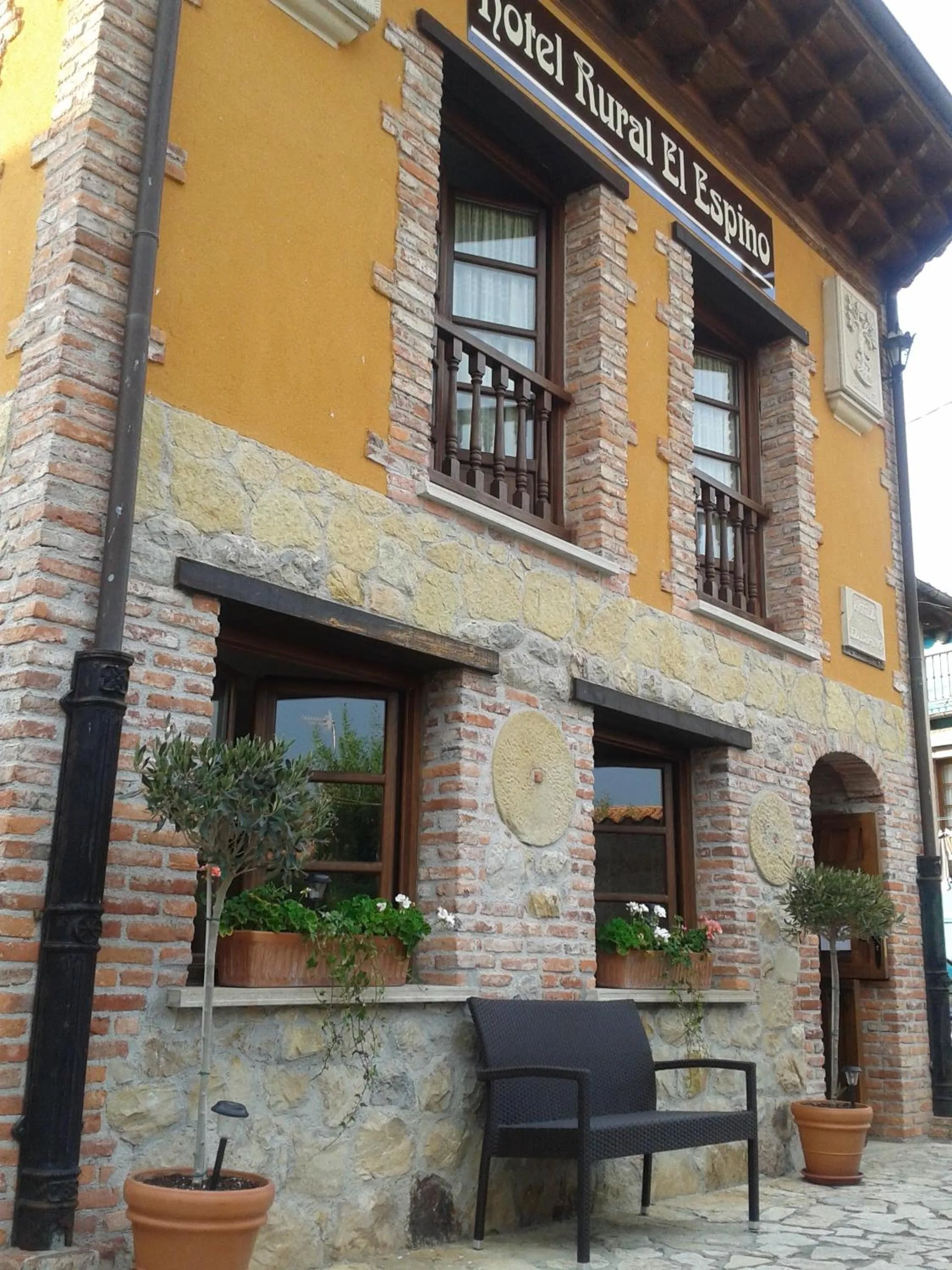 Facade/entrance in Hotel Rural El Espino