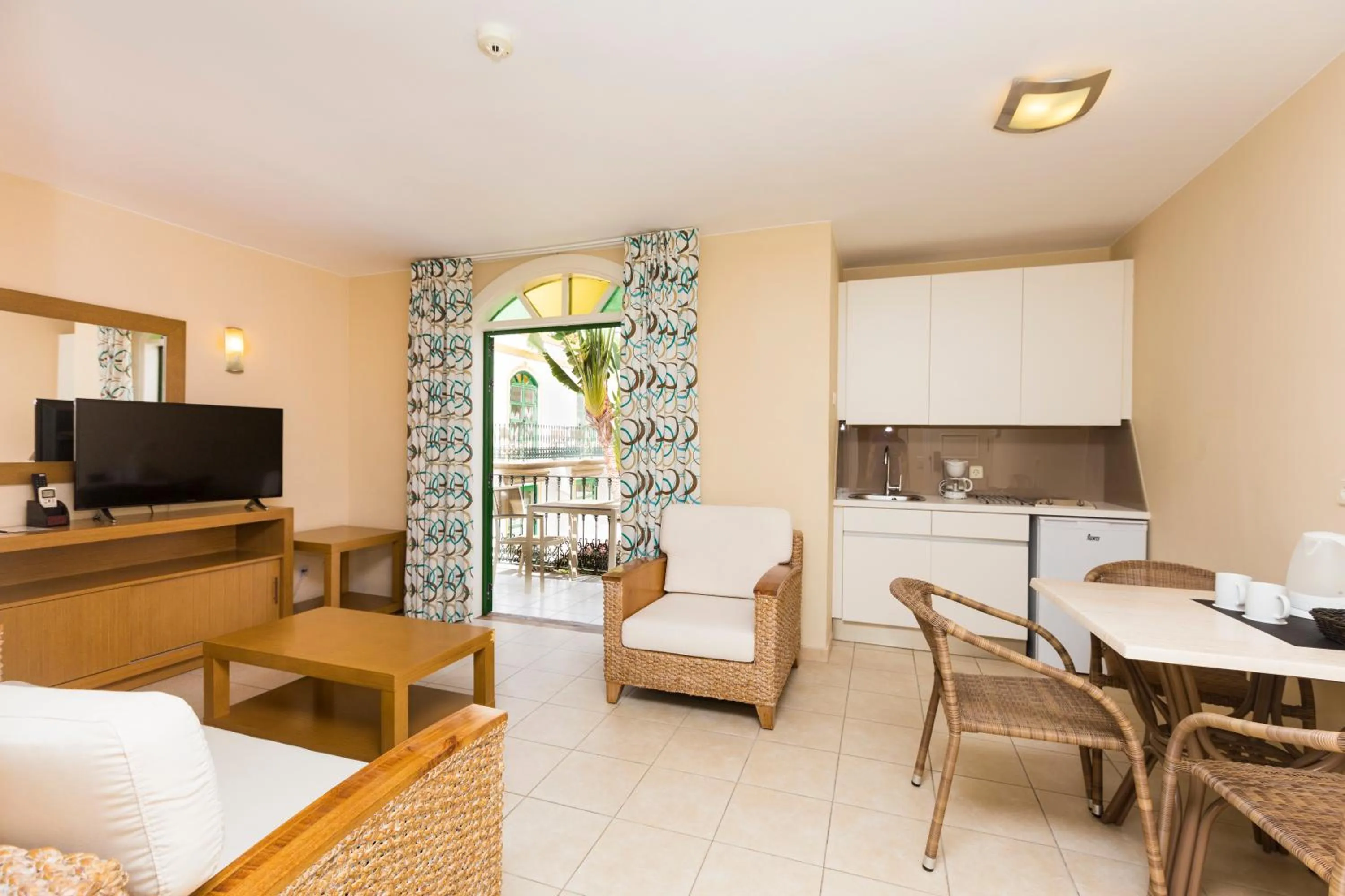 Kitchen or kitchenette in Apartamentos LIVVO Puerto de Mogán