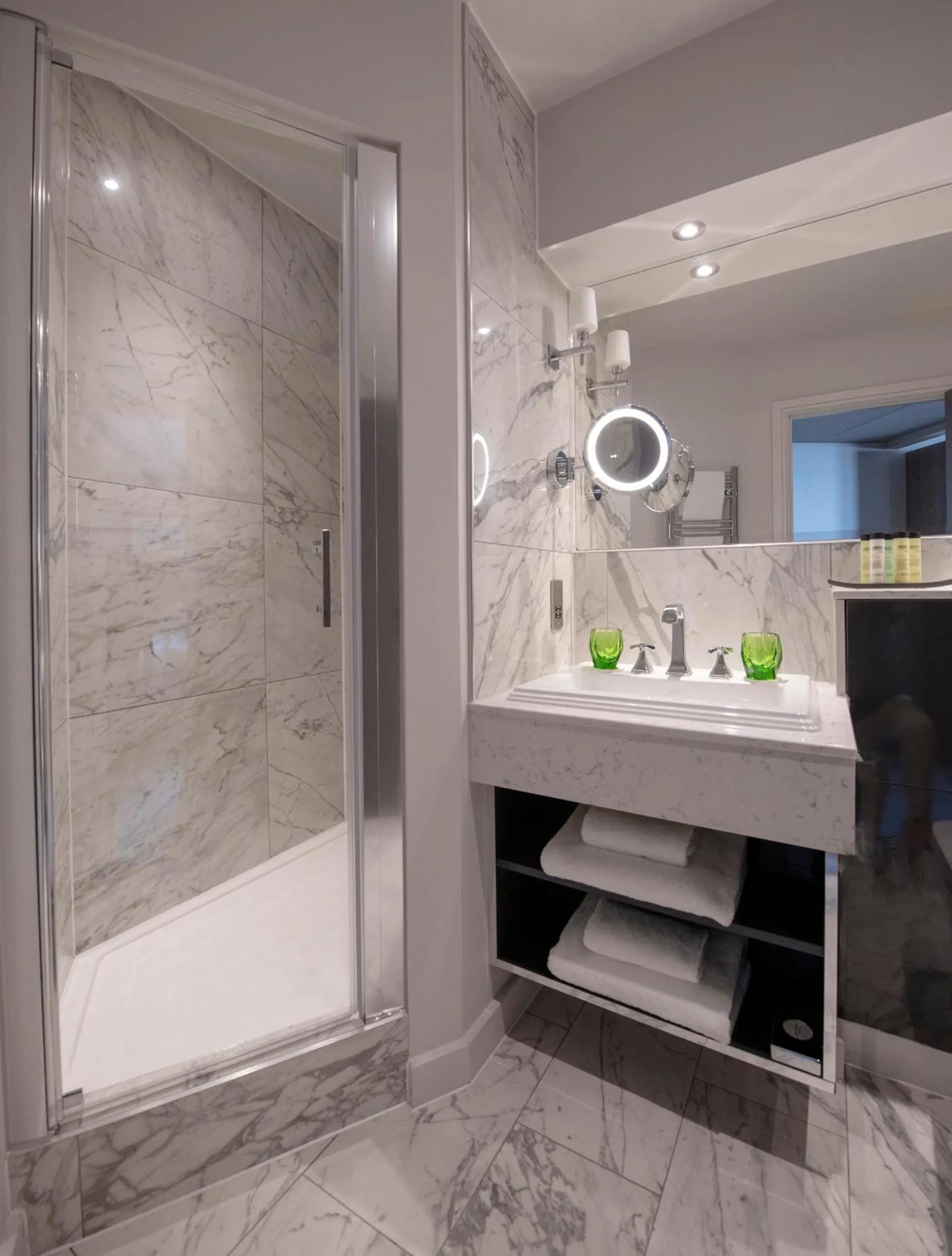 Shower in Boulevard Hotel