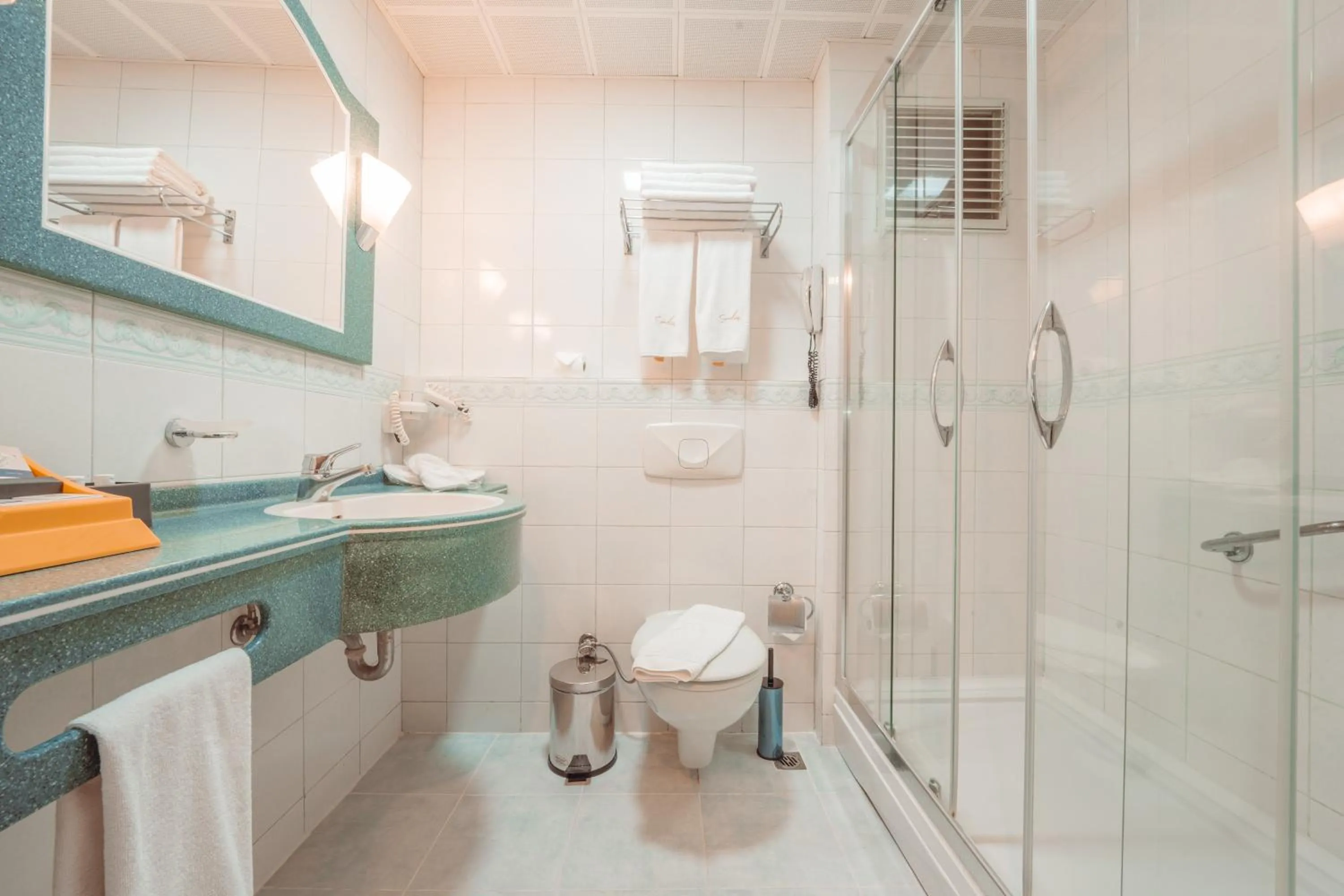 Shower in Sundia By Liberty Suncity