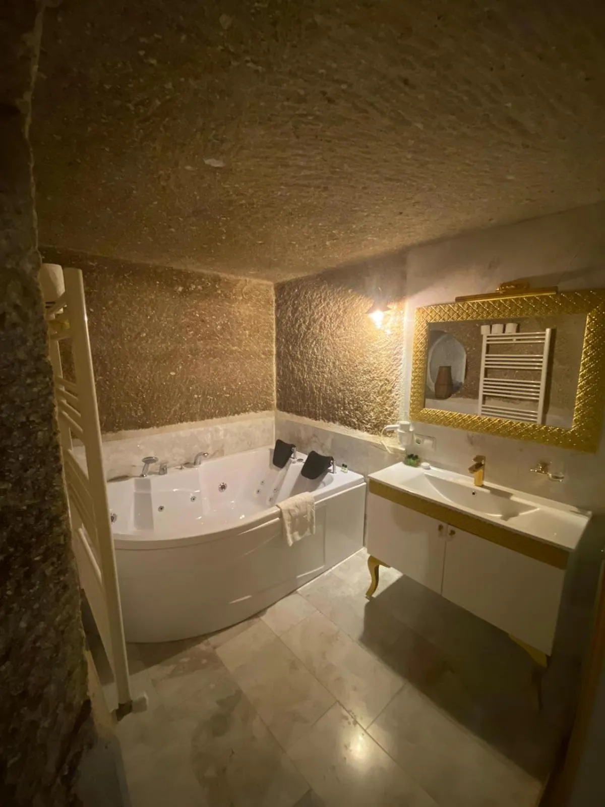 Bathroom in Antique Terrace Cave Suites
