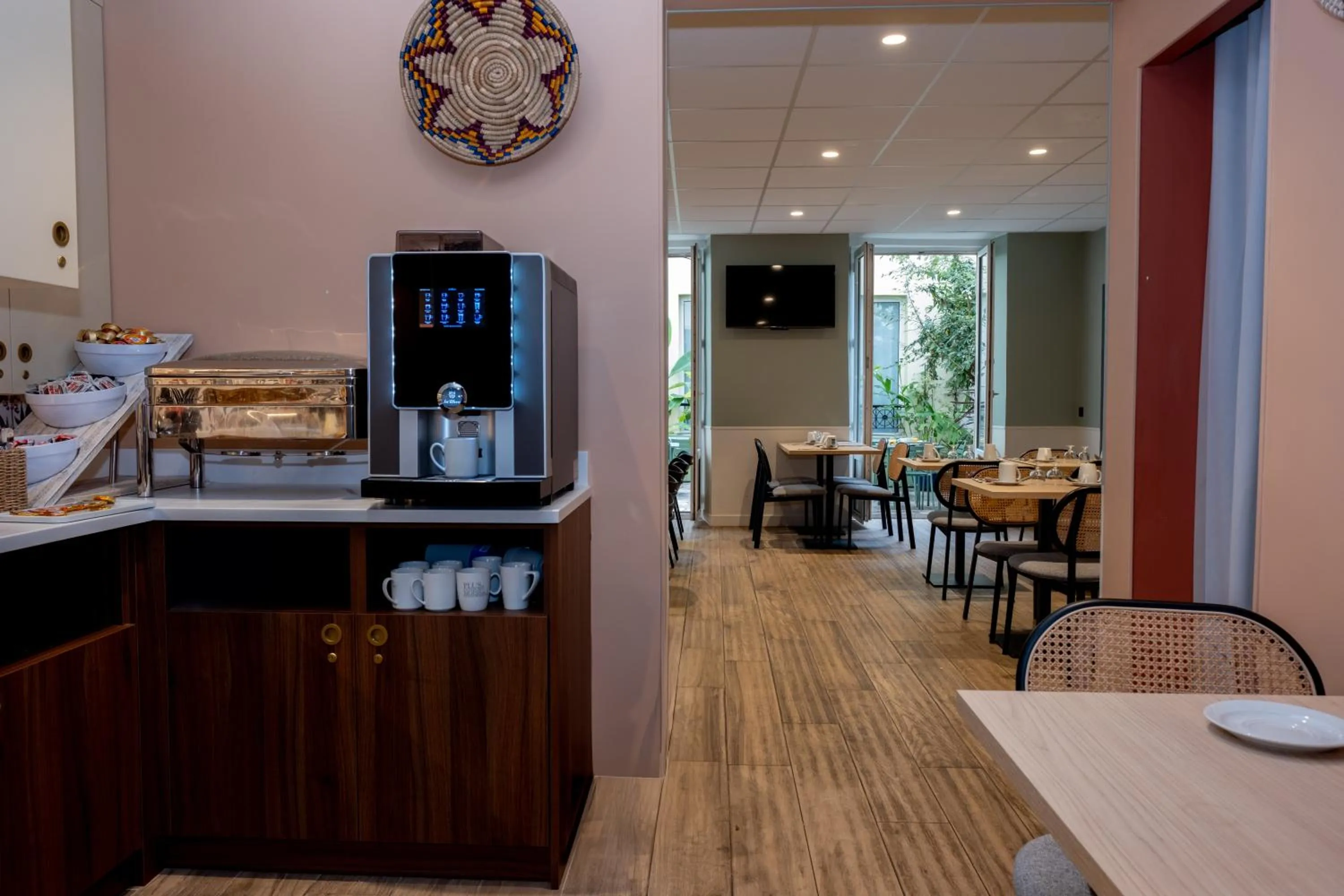 Food and drinks in Kyriad Paris 10 - Canal Saint Martin - République