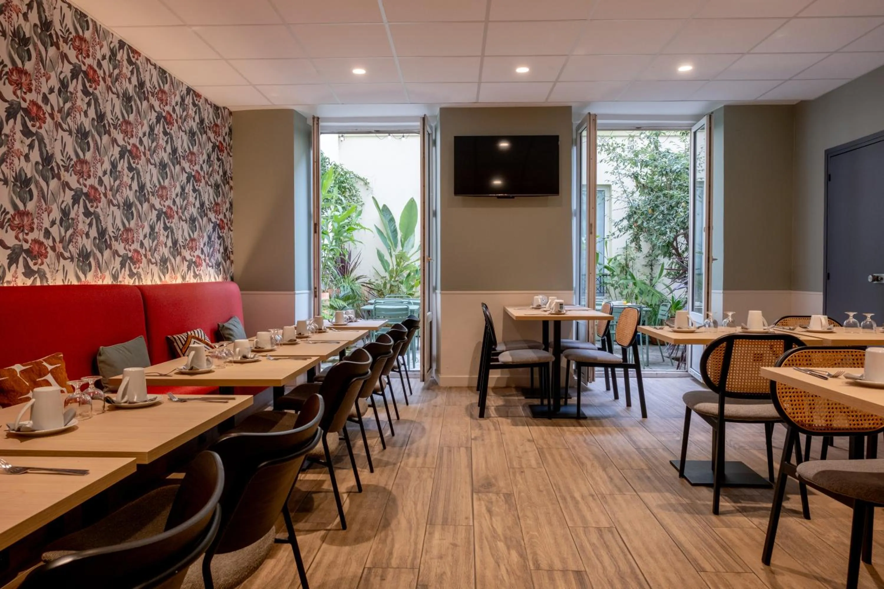 Restaurant/places to eat in Kyriad Paris 10 - Canal Saint Martin - République